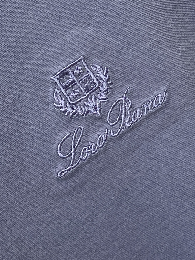 loro Piana、2026新品短袖T恤，帅气时尚，胸前精致刺绣字母图案logo，简约百搭款。面料棉 
