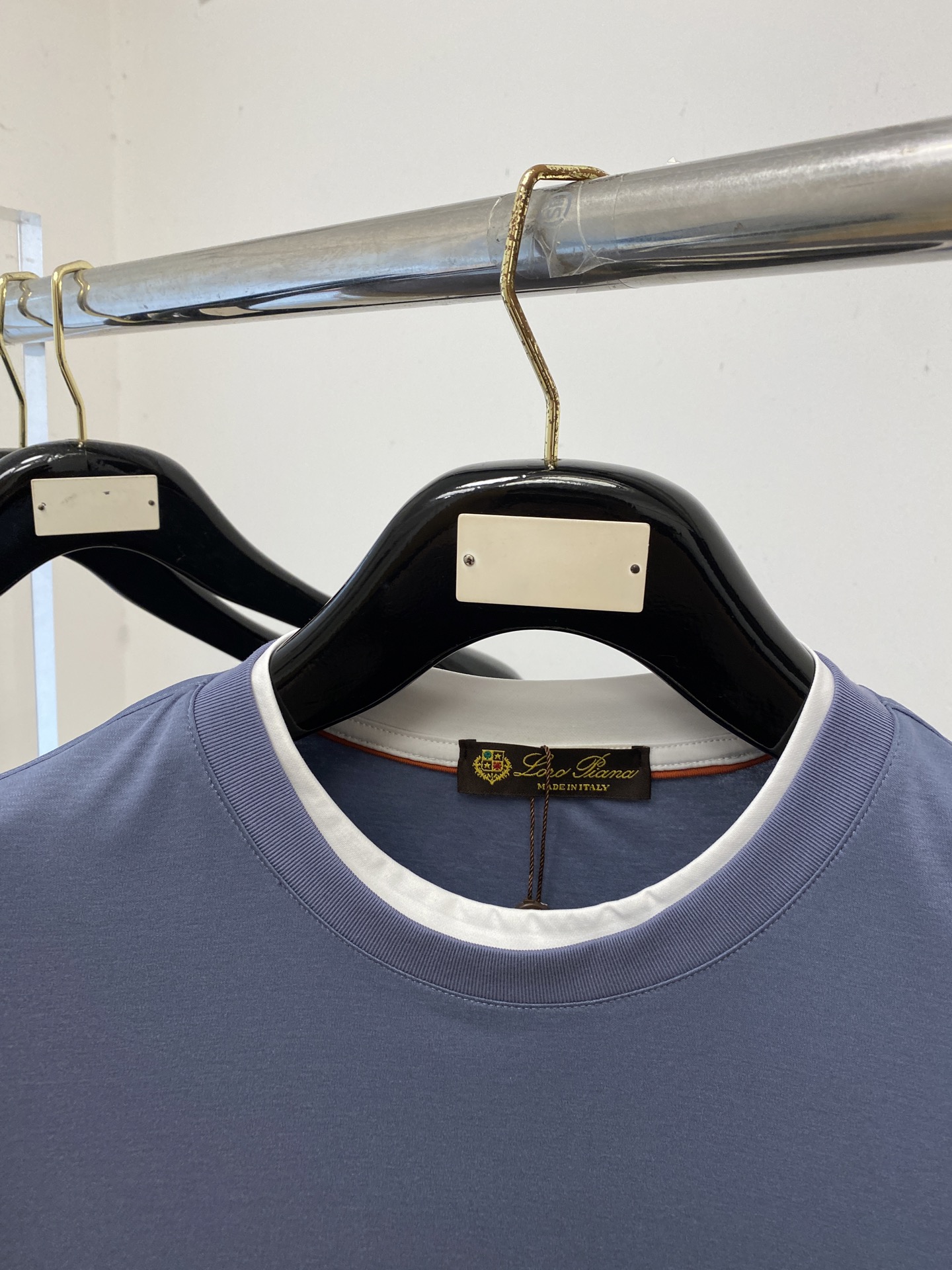 loro Piana、2026新品短袖T恤，帅气时尚，胸前精致刺绣字母图案logo，简约百搭款。面料棉 