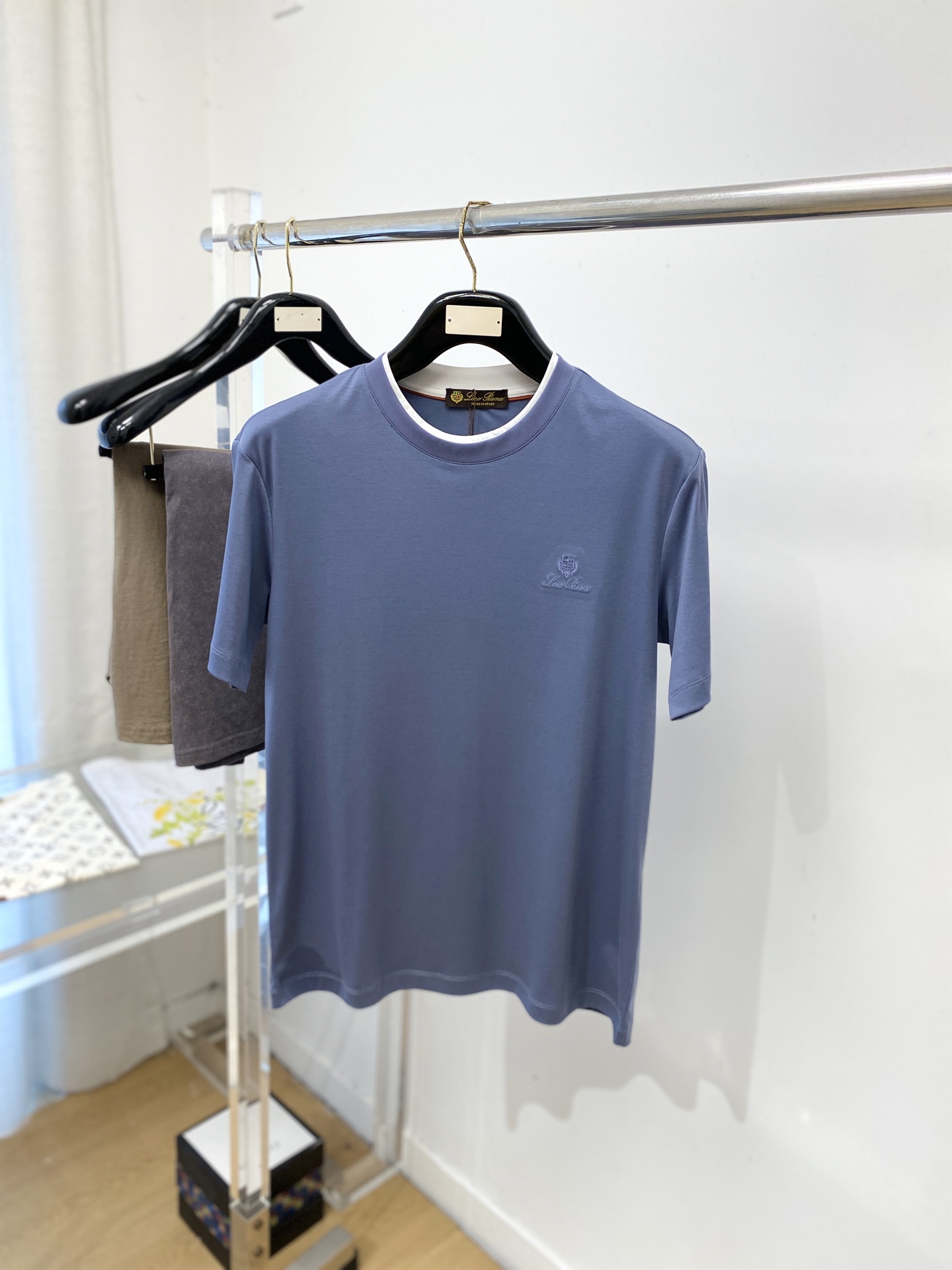 loro Piana、2026新品短袖T恤，帅气时尚，胸前精致刺绣字母图案logo，简约百搭款。面料棉 