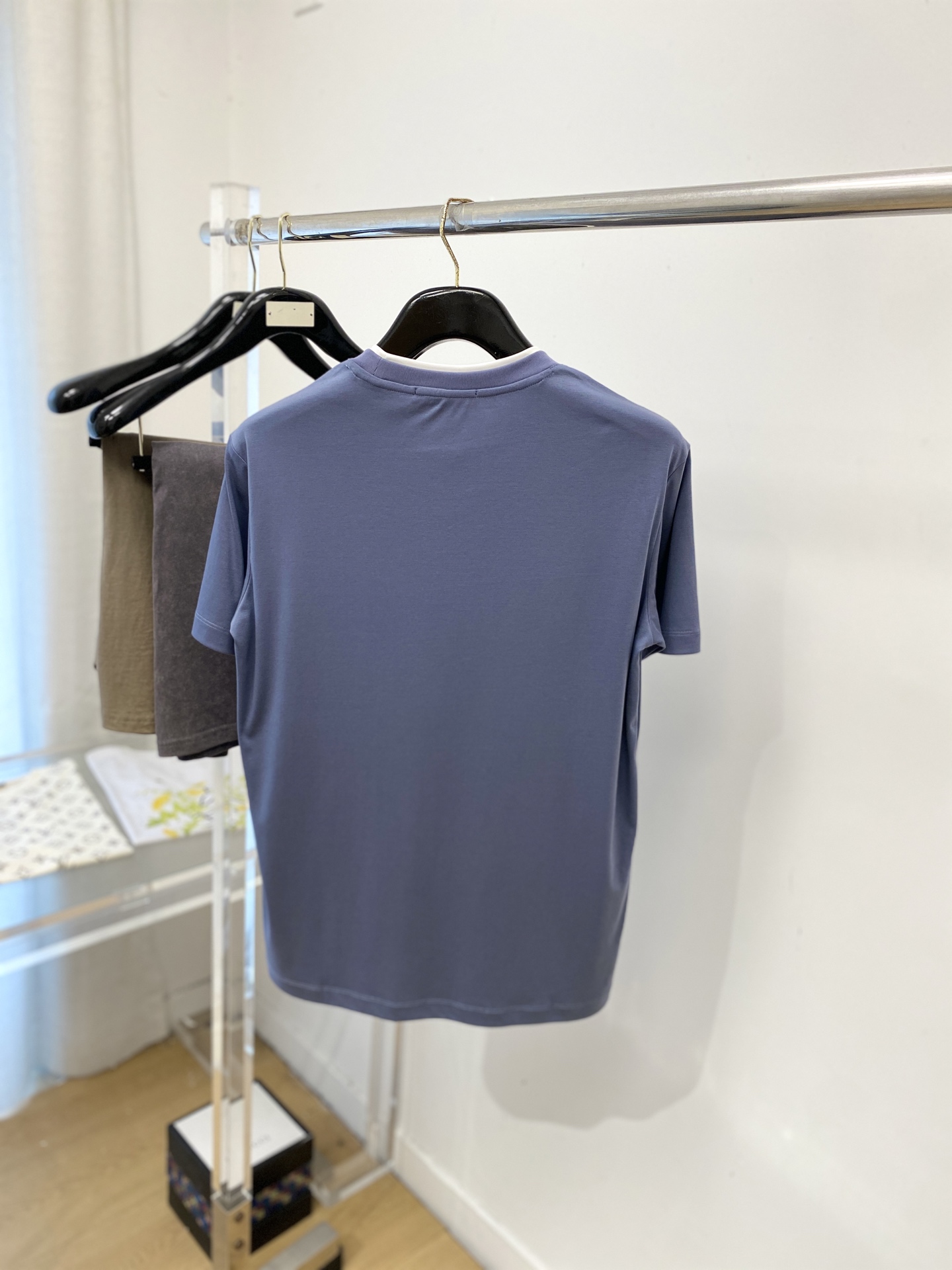 loro Piana、2026新品短袖T恤，帅气时尚，胸前精致刺绣字母图案logo，简约百搭款。面料棉 