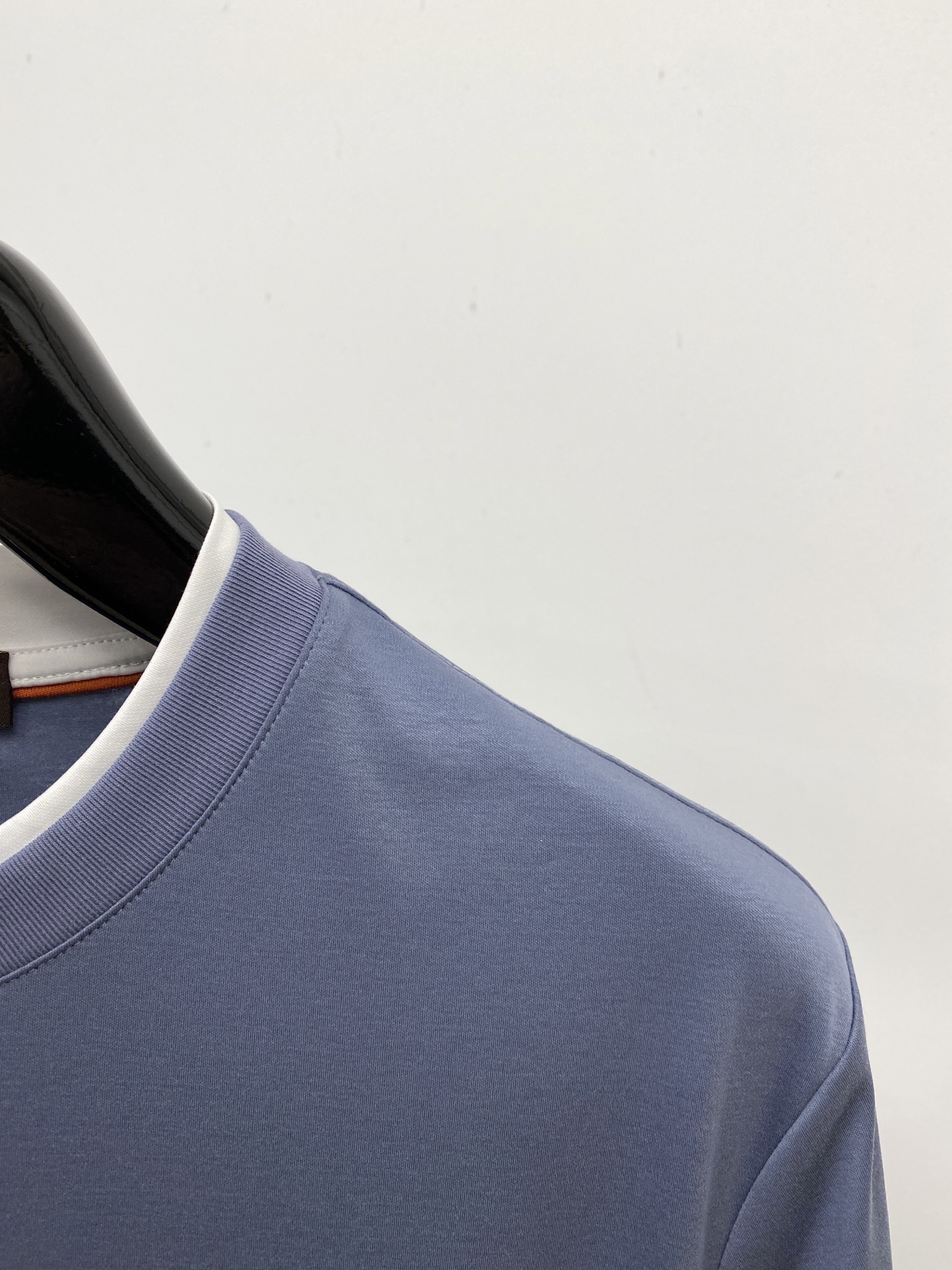 loro Piana、2026新品短袖T恤，帅气时尚，胸前精致刺绣字母图案logo，简约百搭款。面料棉 