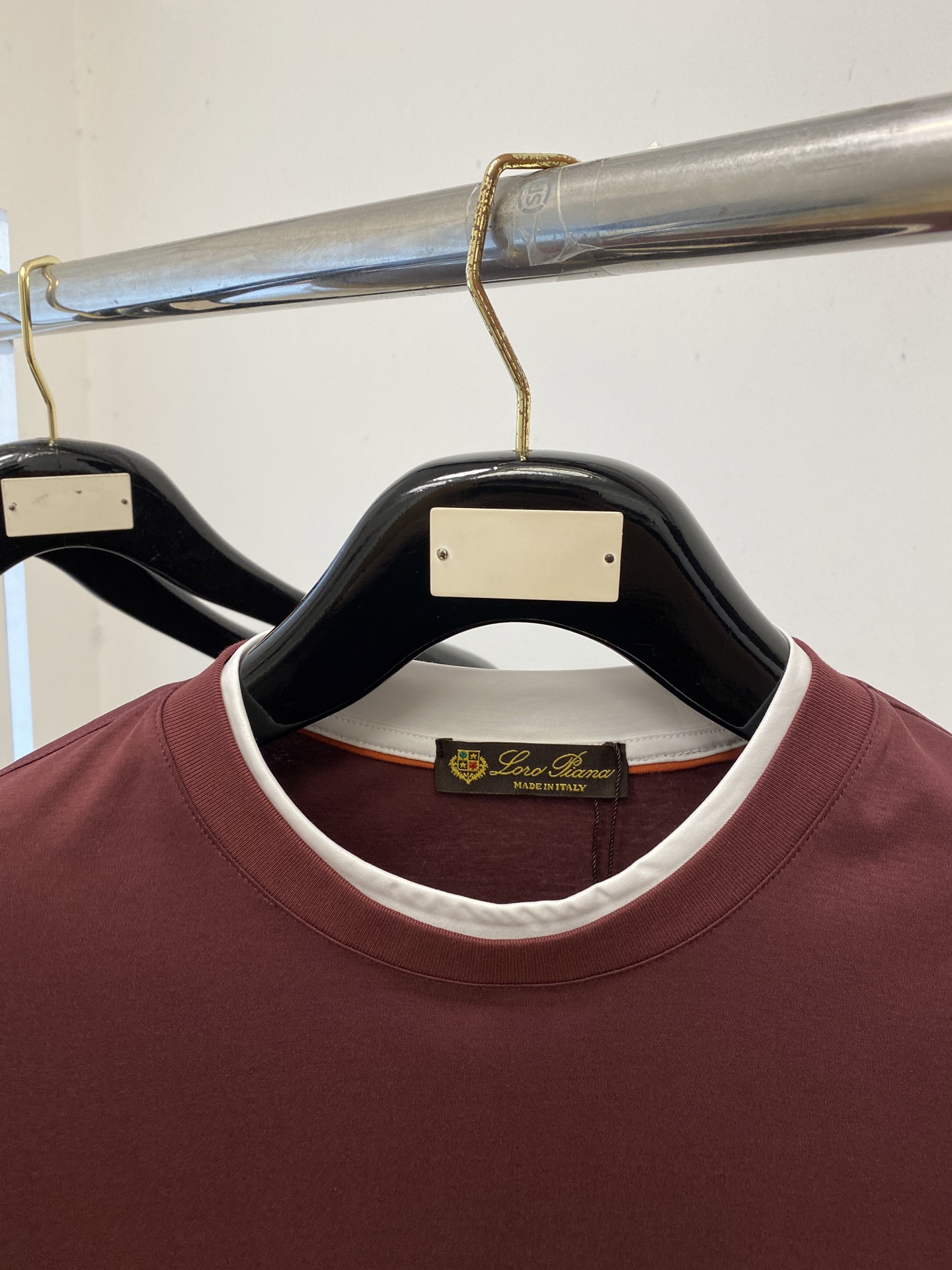 loro Piana、2026新品短袖T恤，帅气时尚，胸前精致刺绣字母图案logo，简约百搭款。面料棉 