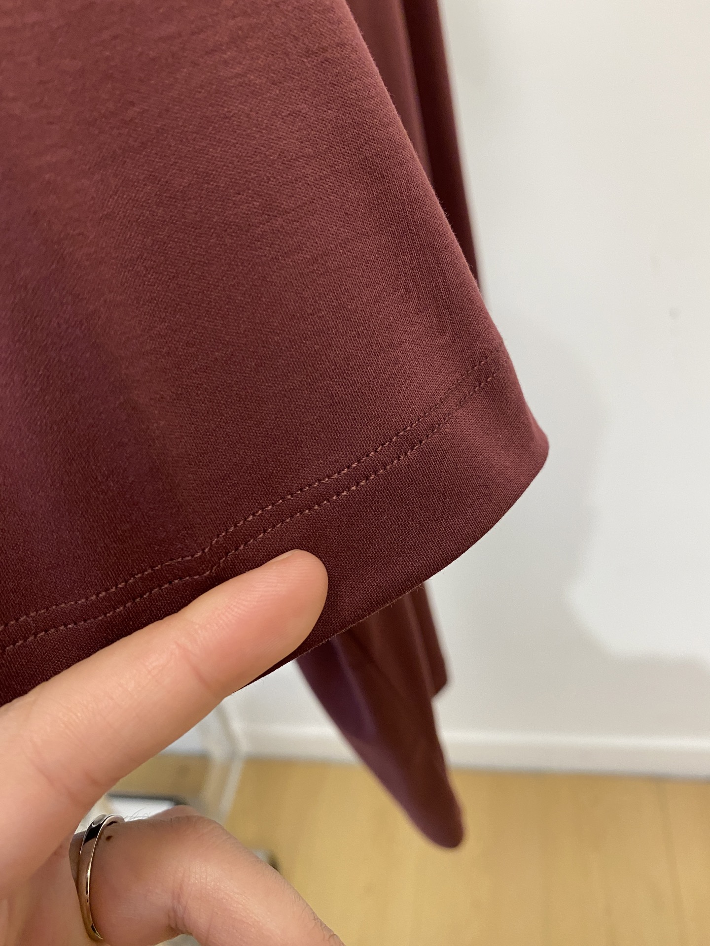 loro Piana、2026新品短袖T恤，帅气时尚，胸前精致刺绣字母图案logo，简约百搭款。面料棉 