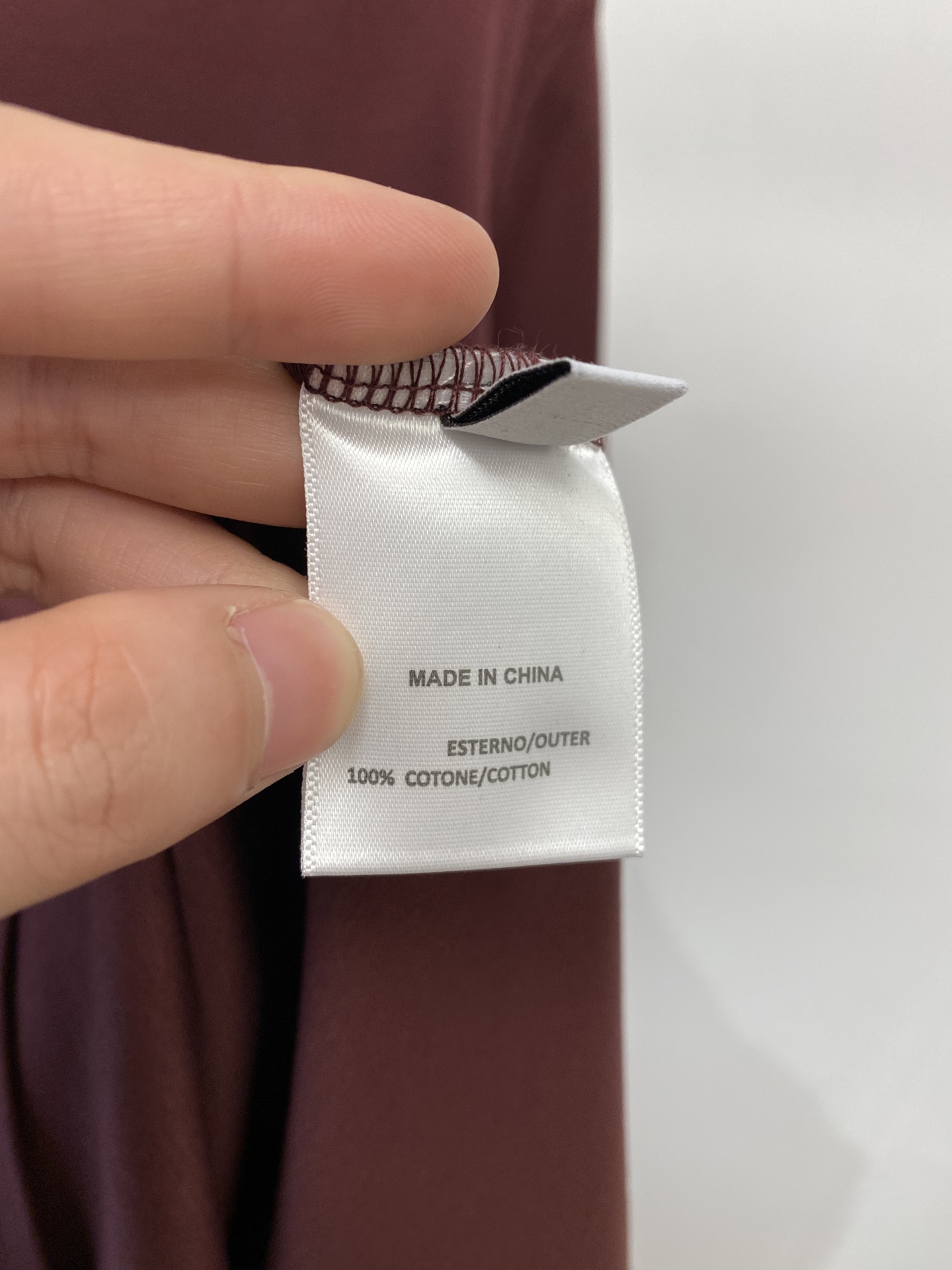 loro Piana、2026新品短袖T恤，帅气时尚，胸前精致刺绣字母图案logo，简约百搭款。面料棉 