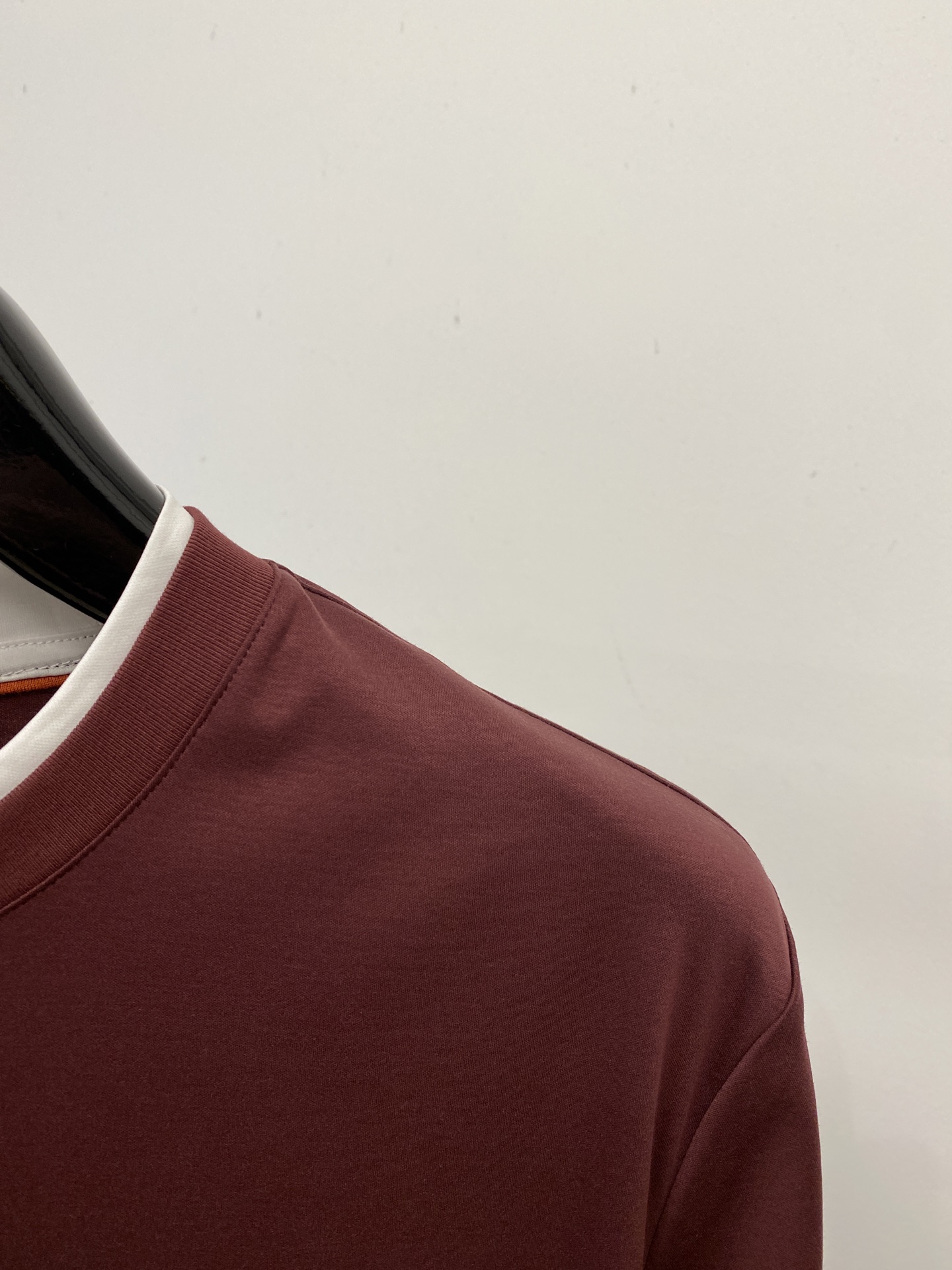 loro Piana、2026新品短袖T恤，帅气时尚，胸前精致刺绣字母图案logo，简约百搭款。面料棉 