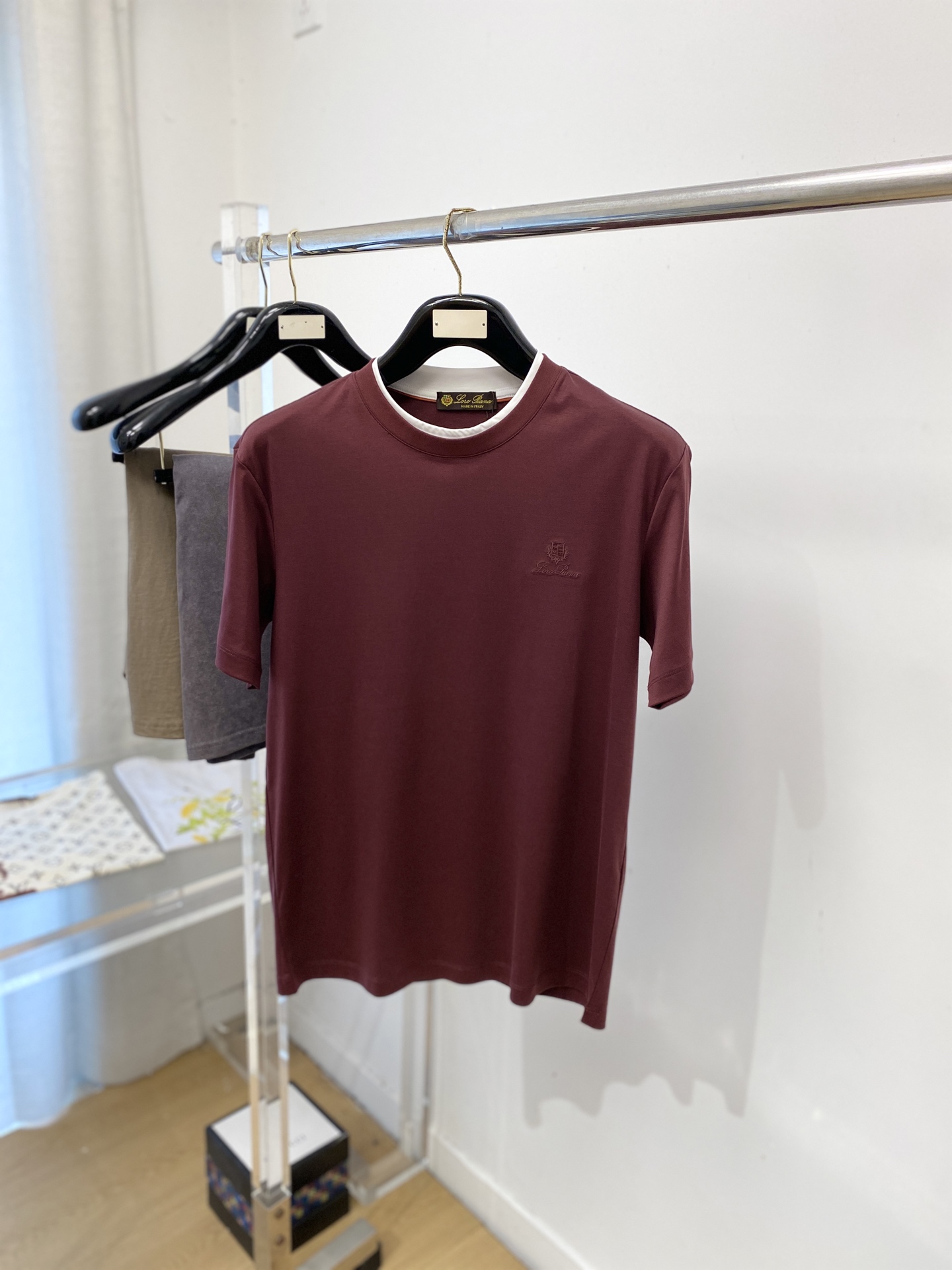 loro Piana、2026新品短袖T恤，帅气时尚，胸前精致刺绣字母图案logo，简约百搭款。面料棉 