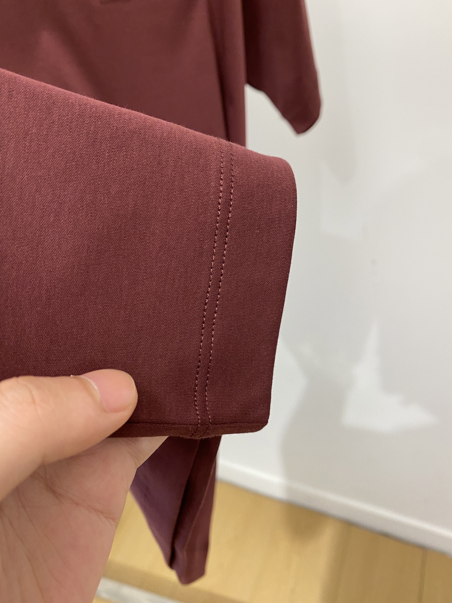 loro Piana、2026新品短袖T恤，帅气时尚，胸前精致刺绣字母图案logo，简约百搭款。面料棉 