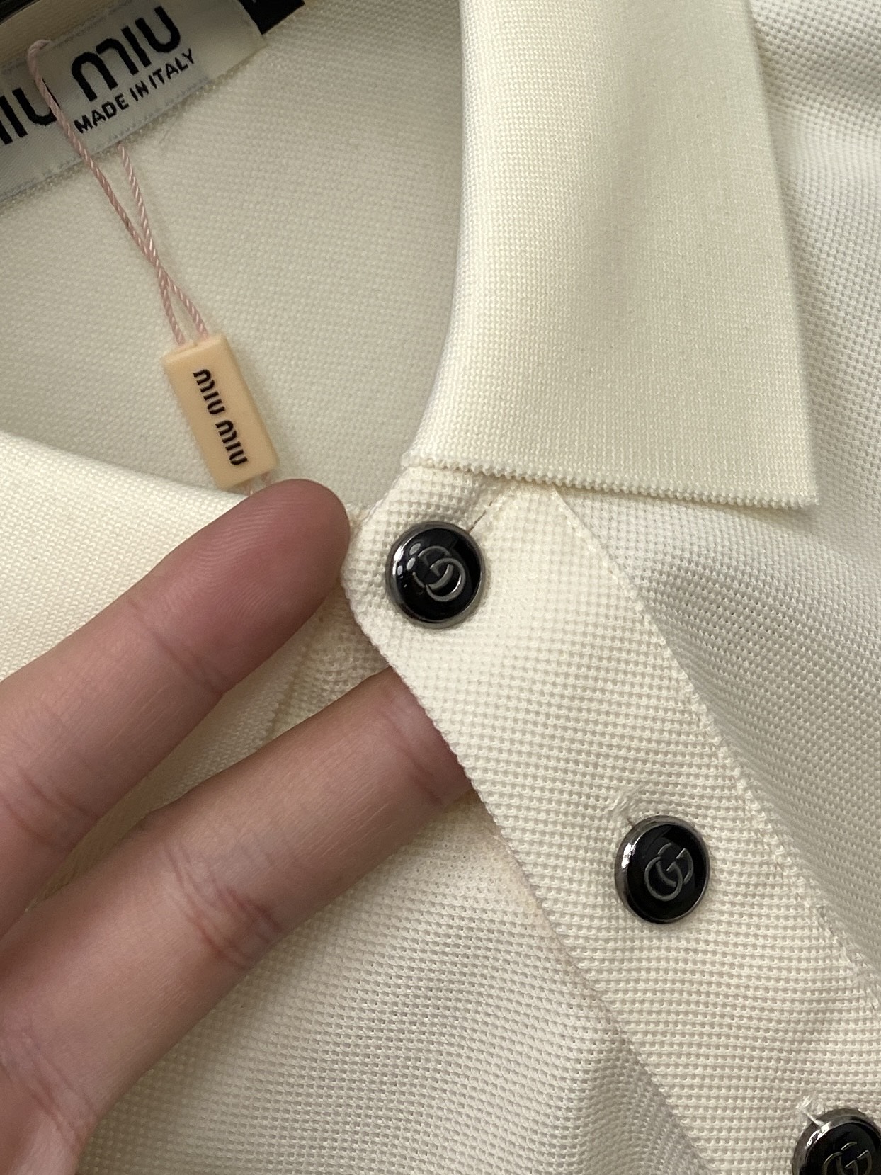 ￼ miumiu、2026新品短袖T恤，帅气时尚，胸前凹凸刺绣字母logo，简约百搭款。面料棉 不仅挺括