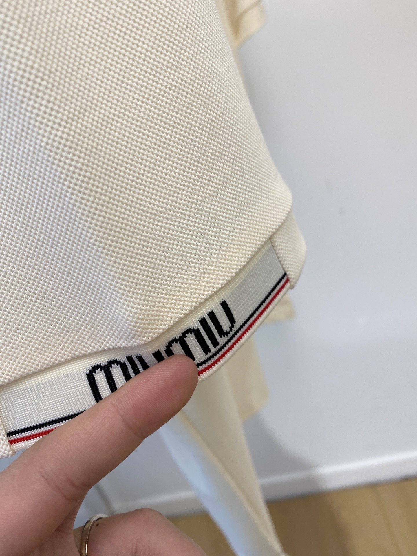 ￼ miumiu、2026新品短袖T恤，帅气时尚，胸前凹凸刺绣字母logo，简约百搭款。面料棉 不仅挺括