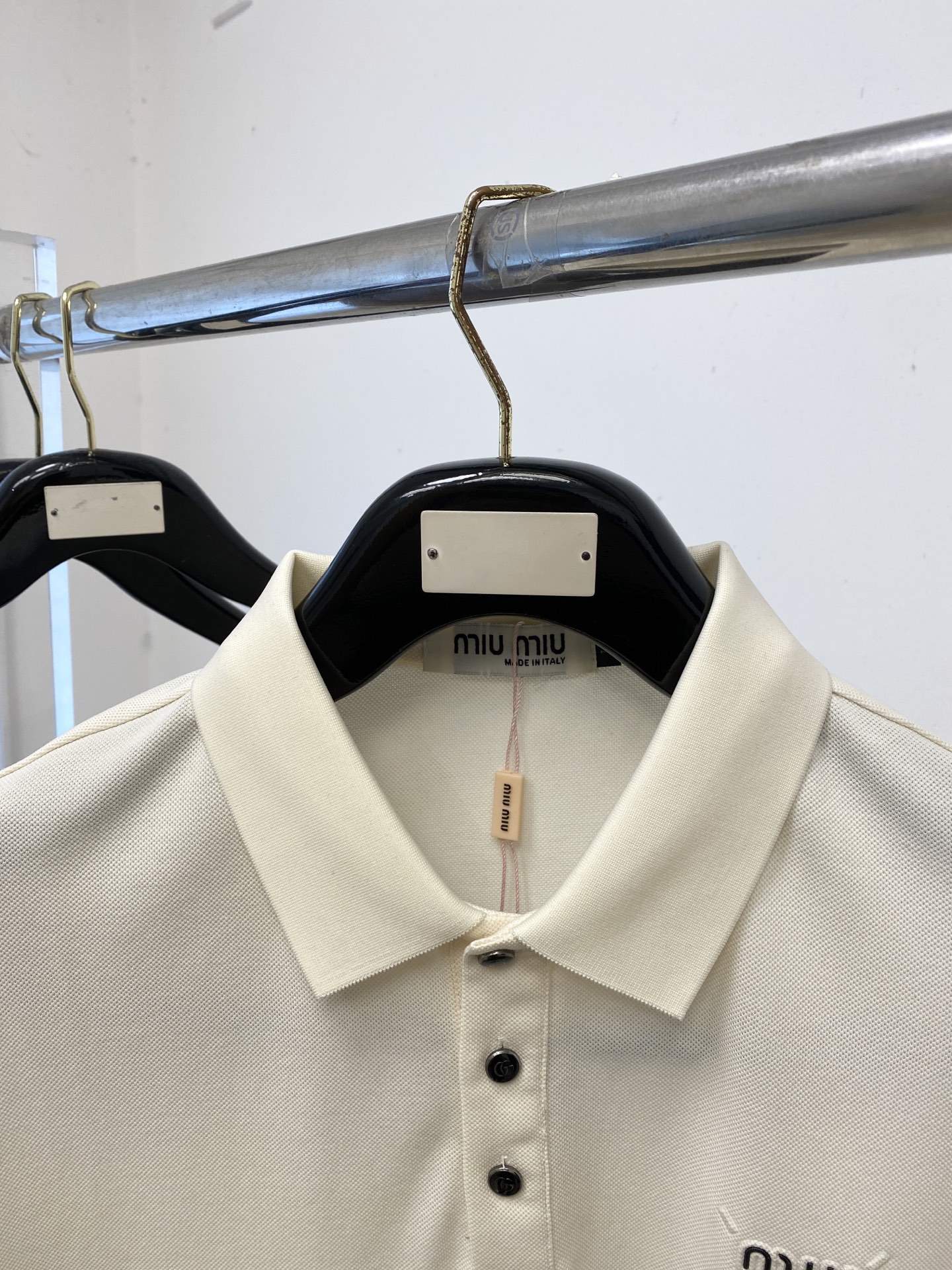￼ miumiu、2026新品短袖T恤，帅气时尚，胸前凹凸刺绣字母logo，简约百搭款。面料棉 不仅挺括