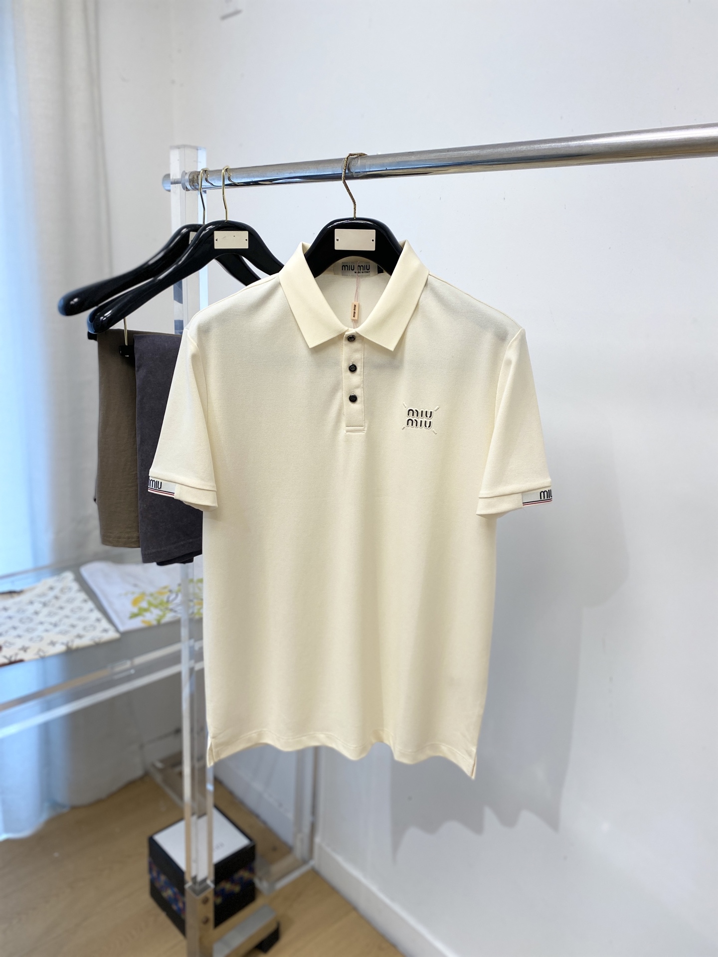 ￼ miumiu、2026新品短袖T恤，帅气时尚，胸前凹凸刺绣字母logo，简约百搭款。面料棉 不仅挺括