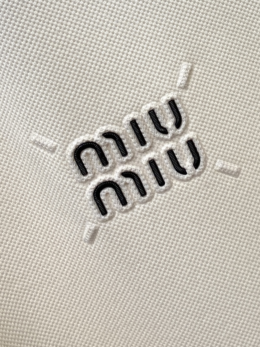 ￼ miumiu、2026新品短袖T恤，帅气时尚，胸前凹凸刺绣字母logo，简约百搭款。面料棉 不仅挺括