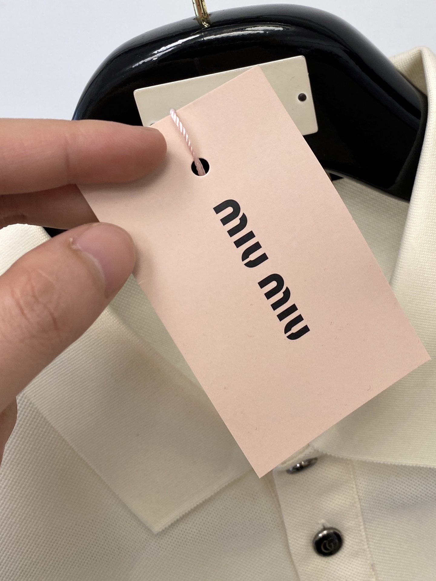 ￼ miumiu、2026新品短袖T恤，帅气时尚，胸前凹凸刺绣字母logo，简约百搭款。面料棉 不仅挺括