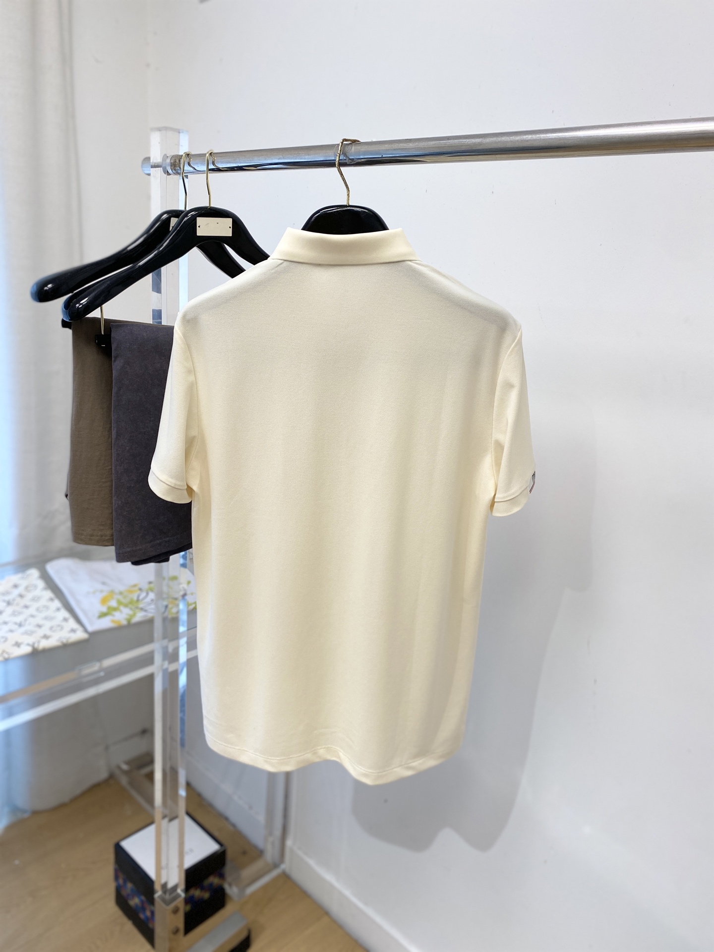 ￼ miumiu、2026新品短袖T恤，帅气时尚，胸前凹凸刺绣字母logo，简约百搭款。面料棉 不仅挺括