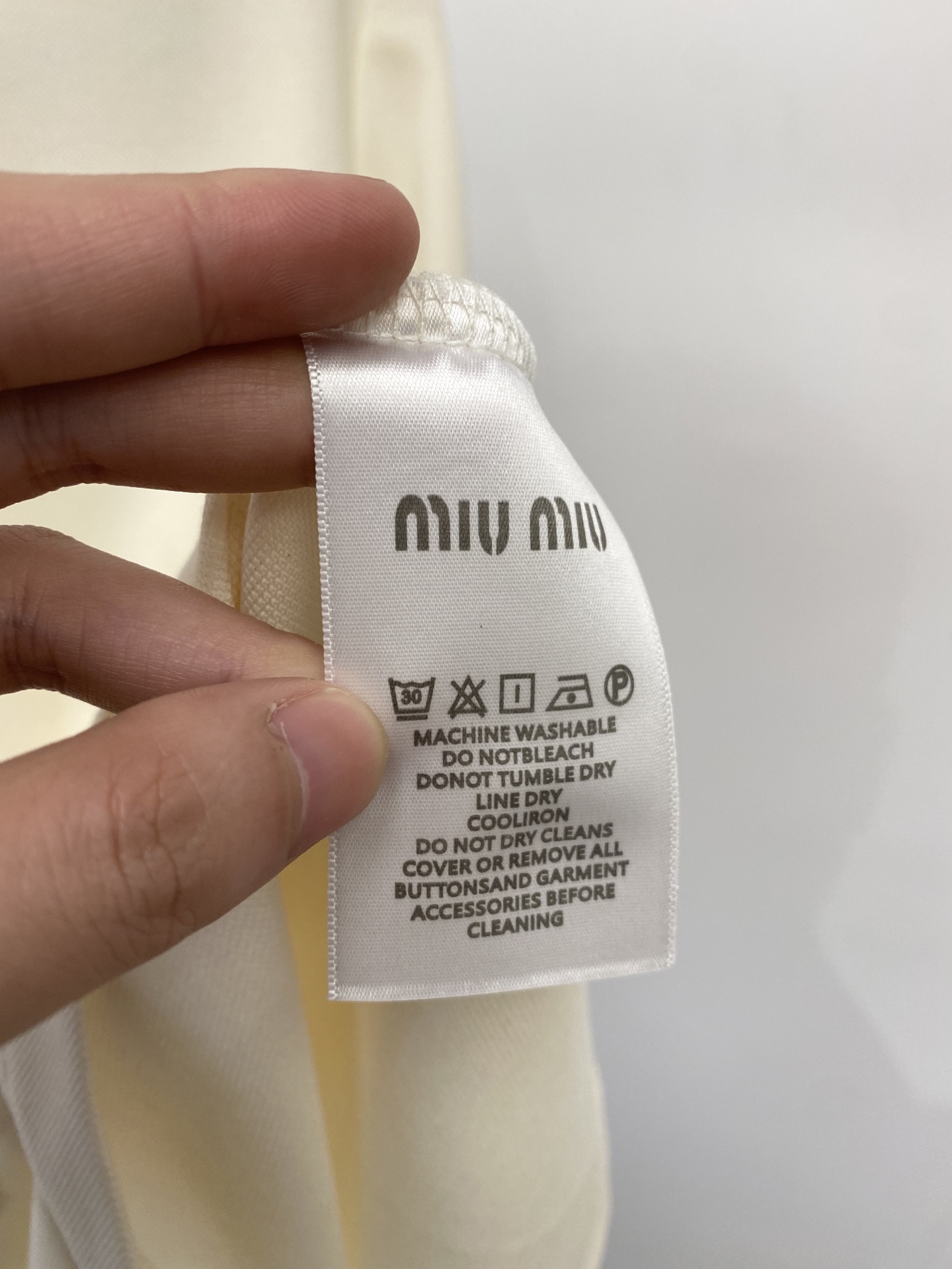 ￼ miumiu、2026新品短袖T恤，帅气时尚，胸前凹凸刺绣字母logo，简约百搭款。面料棉 不仅挺括