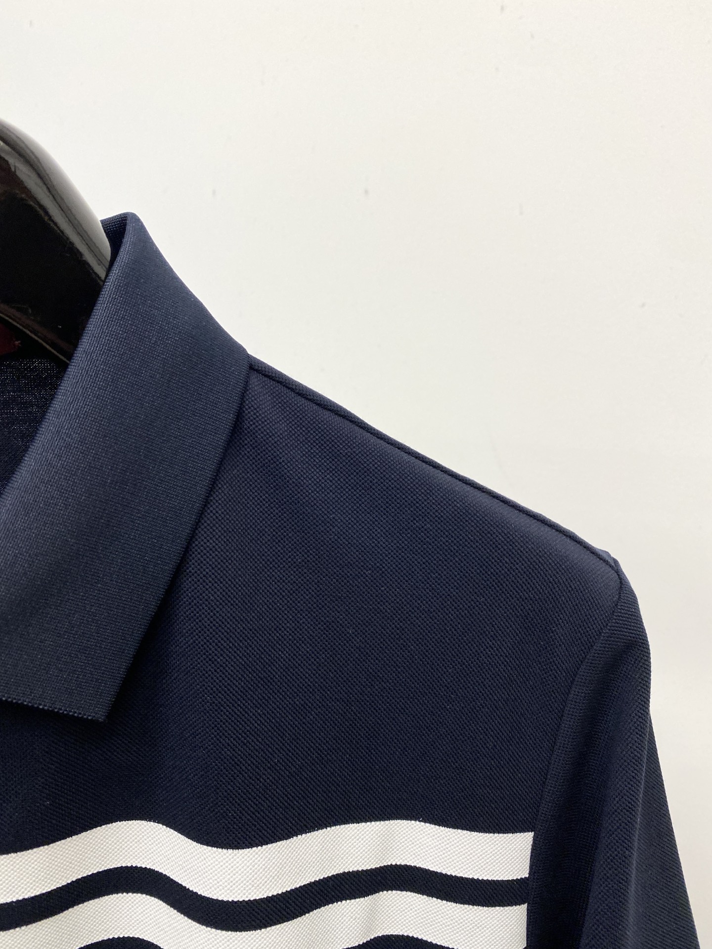 ￼古奇、2026新品短袖T恤，帅气时尚，胸前精致刺绣字母logo，简约百搭款。面料棉 不仅挺括，保持潮流