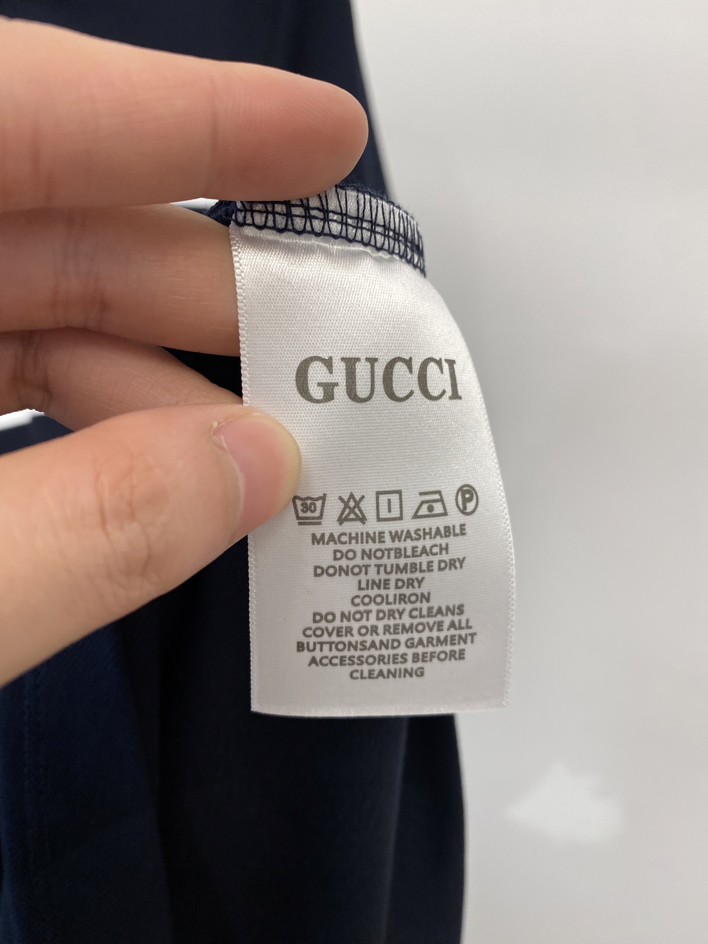 ￼古奇、2026新品短袖T恤，帅气时尚，胸前精致刺绣字母logo，简约百搭款。面料棉 不仅挺括，保持潮流