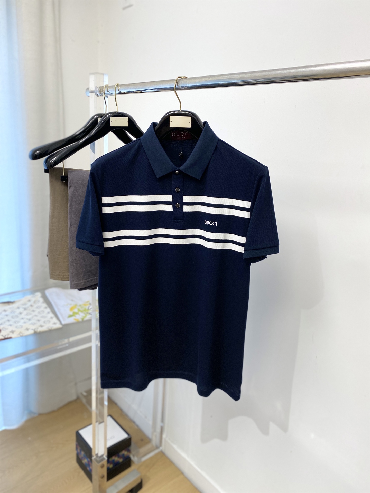 ￼古奇、2026新品短袖T恤，帅气时尚，胸前精致刺绣字母logo，简约百搭款。面料棉 不仅挺括，保持潮流