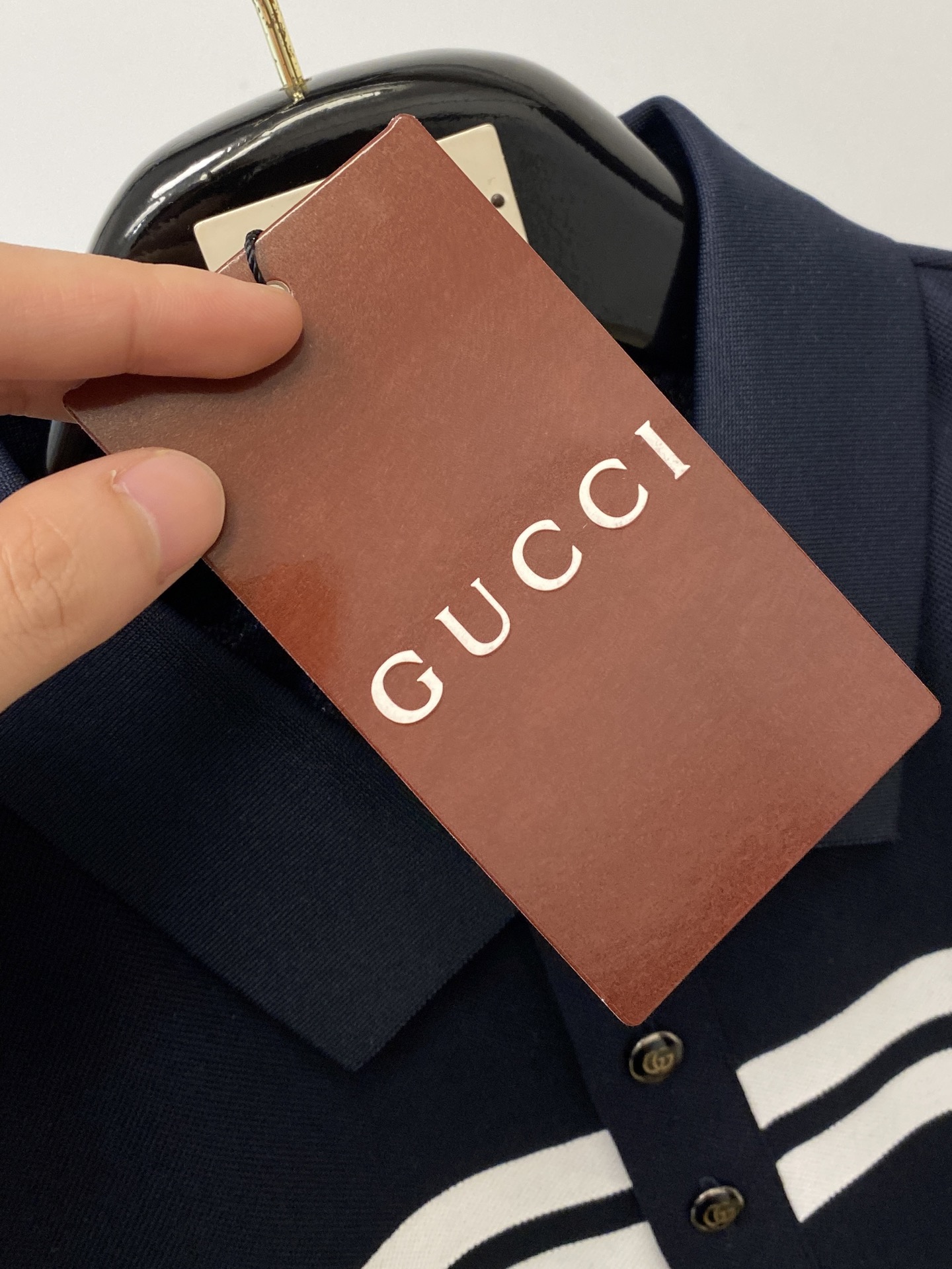 ￼古奇、2026新品短袖T恤，帅气时尚，胸前精致刺绣字母logo，简约百搭款。面料棉 不仅挺括，保持潮流