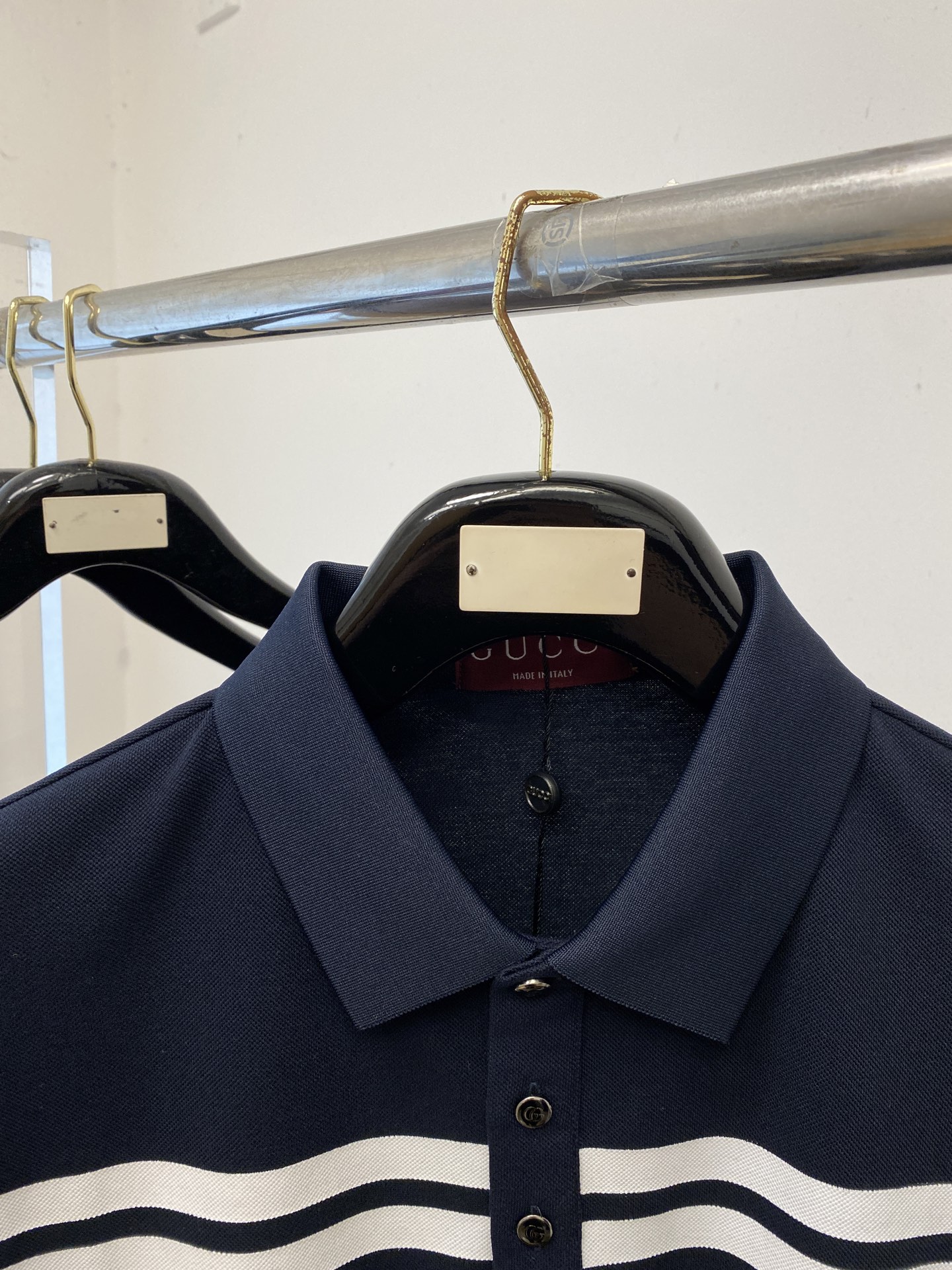 ￼古奇、2026新品短袖T恤，帅气时尚，胸前精致刺绣字母logo，简约百搭款。面料棉 不仅挺括，保持潮流