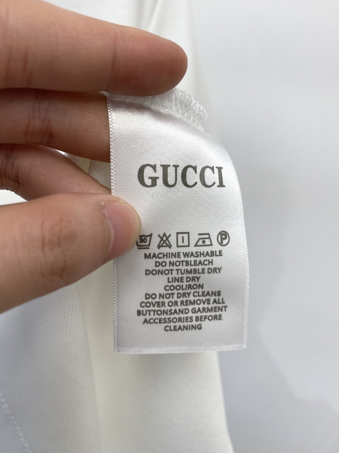 古奇、2026新品短袖T恤，帅气时尚，胸前精致刺绣字母logo，简约百搭款。面料棉 不仅挺括，保持潮流的