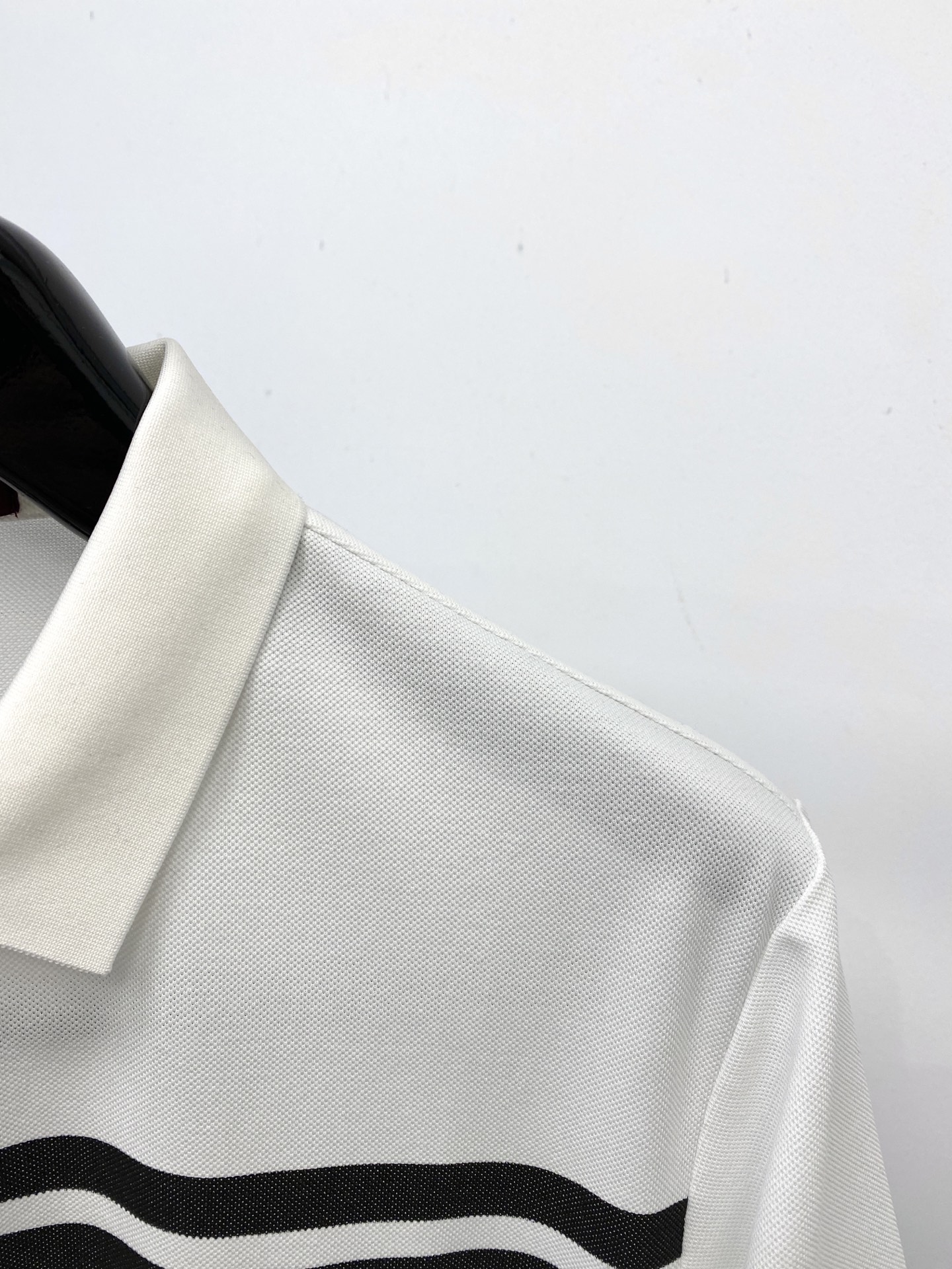 古奇、2026新品短袖T恤，帅气时尚，胸前精致刺绣字母logo，简约百搭款。面料棉 不仅挺括，保持潮流的