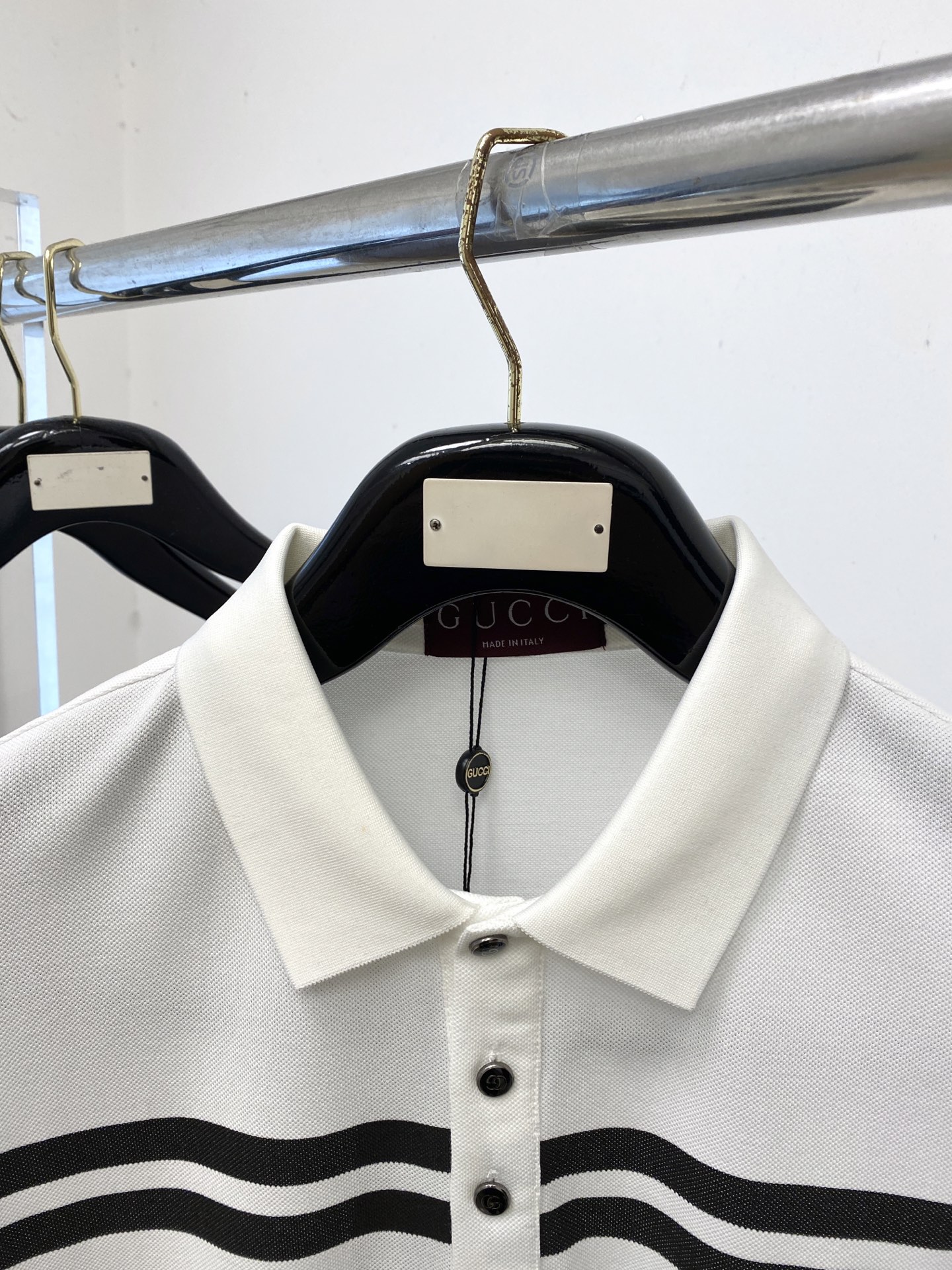 古奇、2026新品短袖T恤，帅气时尚，胸前精致刺绣字母logo，简约百搭款。面料棉 不仅挺括，保持潮流的