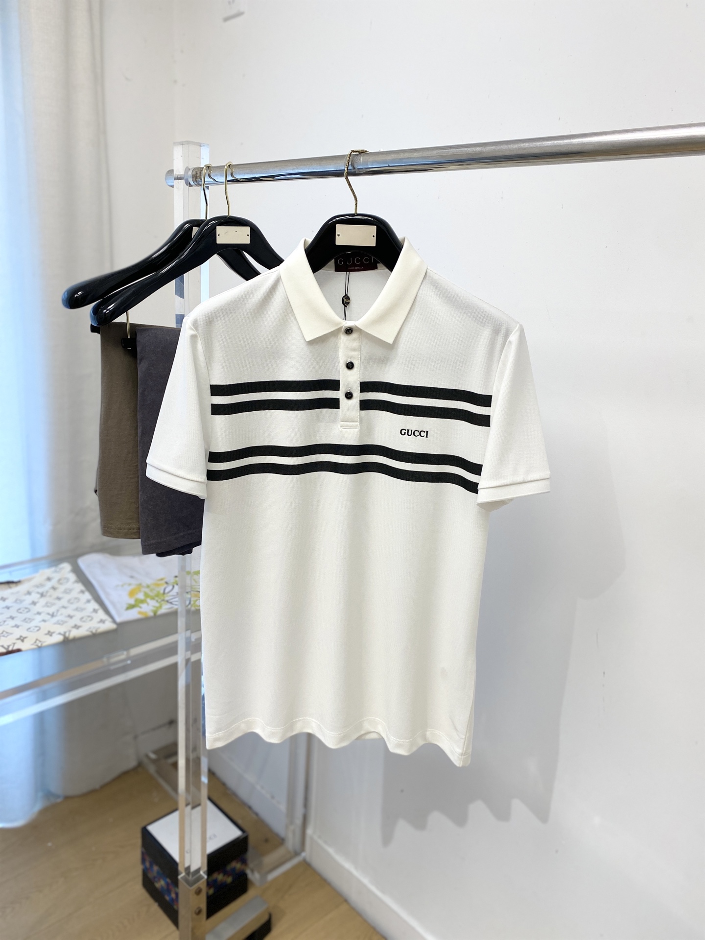 古奇、2026新品短袖T恤，帅气时尚，胸前精致刺绣字母logo，简约百搭款。面料棉 不仅挺括，保持潮流的