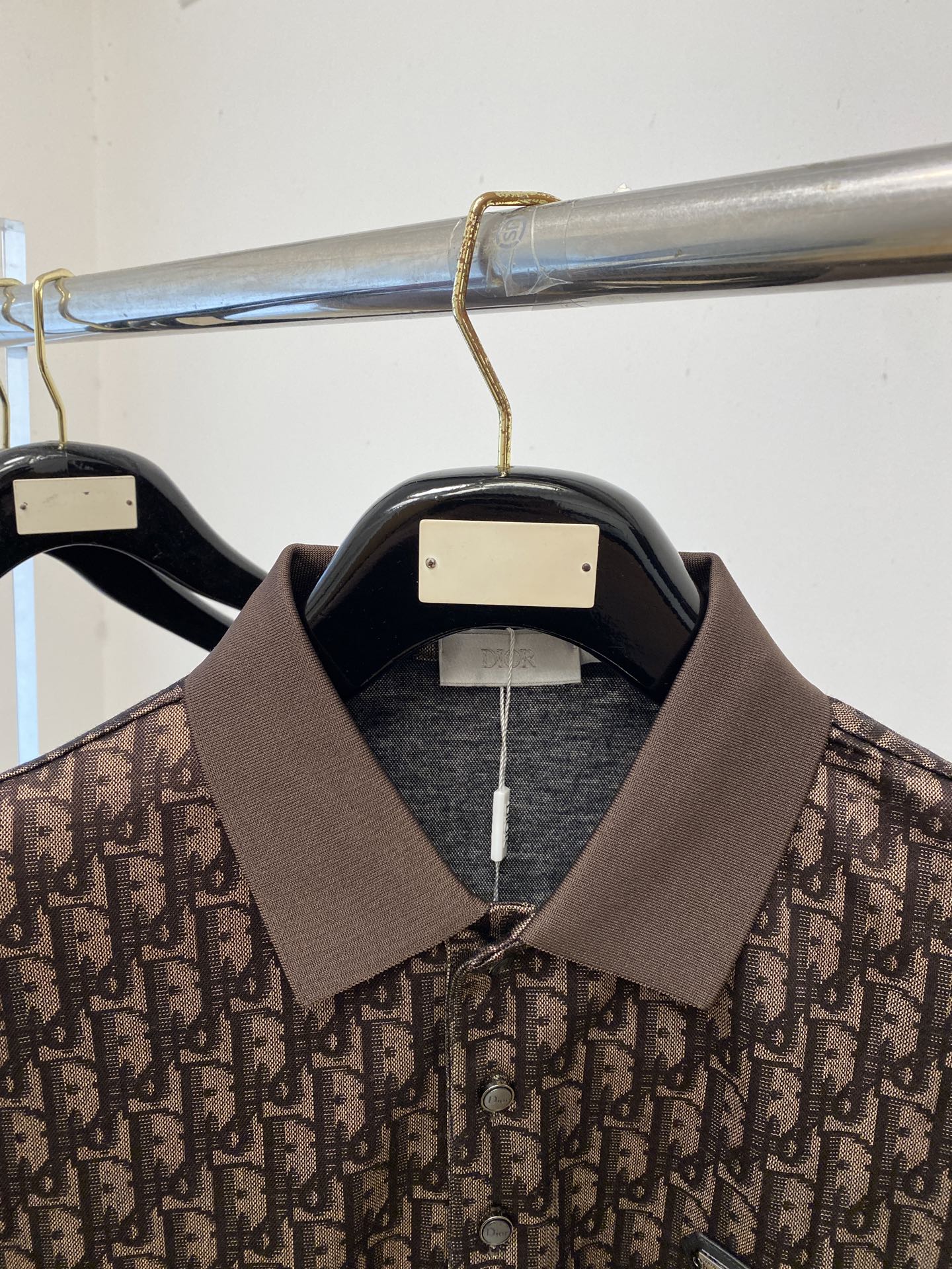 迪奥、2026新品短袖T恤，帅气时尚，胸前刺绣五金装饰字母logo，简约百搭款。面料棉 不仅挺括，保持潮