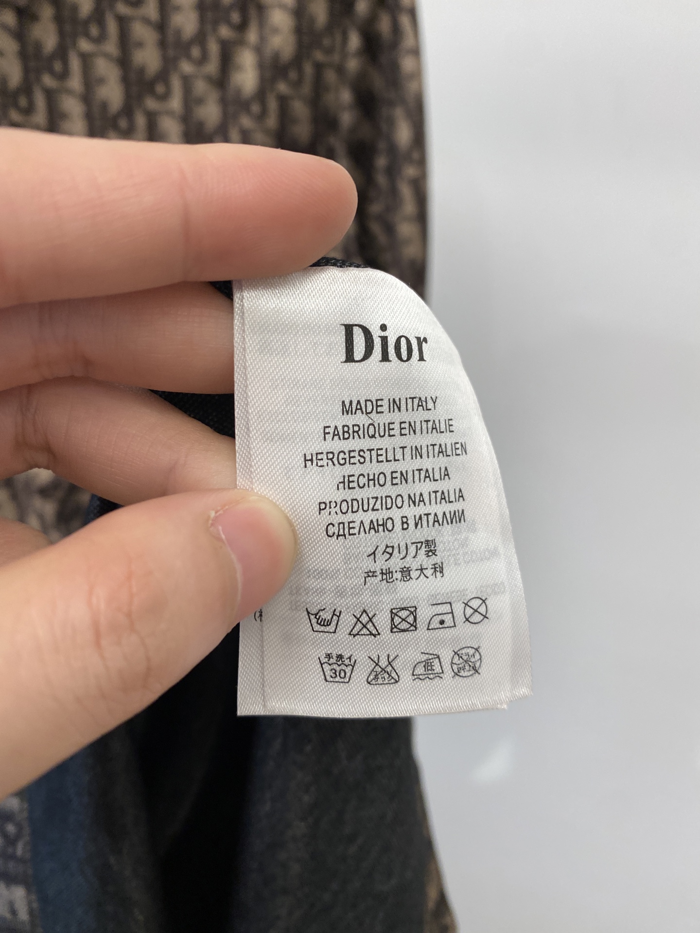 迪奥、2026新品短袖T恤，帅气时尚，胸前刺绣五金装饰字母logo，简约百搭款。面料棉 不仅挺括，保持潮