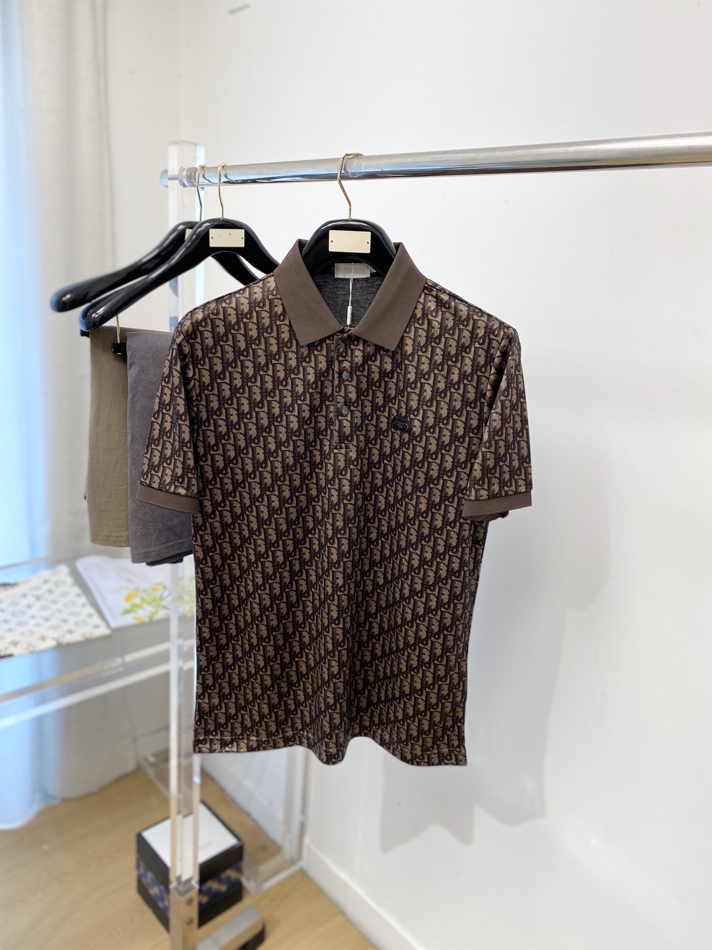 迪奥、2026新品短袖T恤，帅气时尚，胸前刺绣五金装饰字母logo，简约百搭款。面料棉 不仅挺括，保持潮