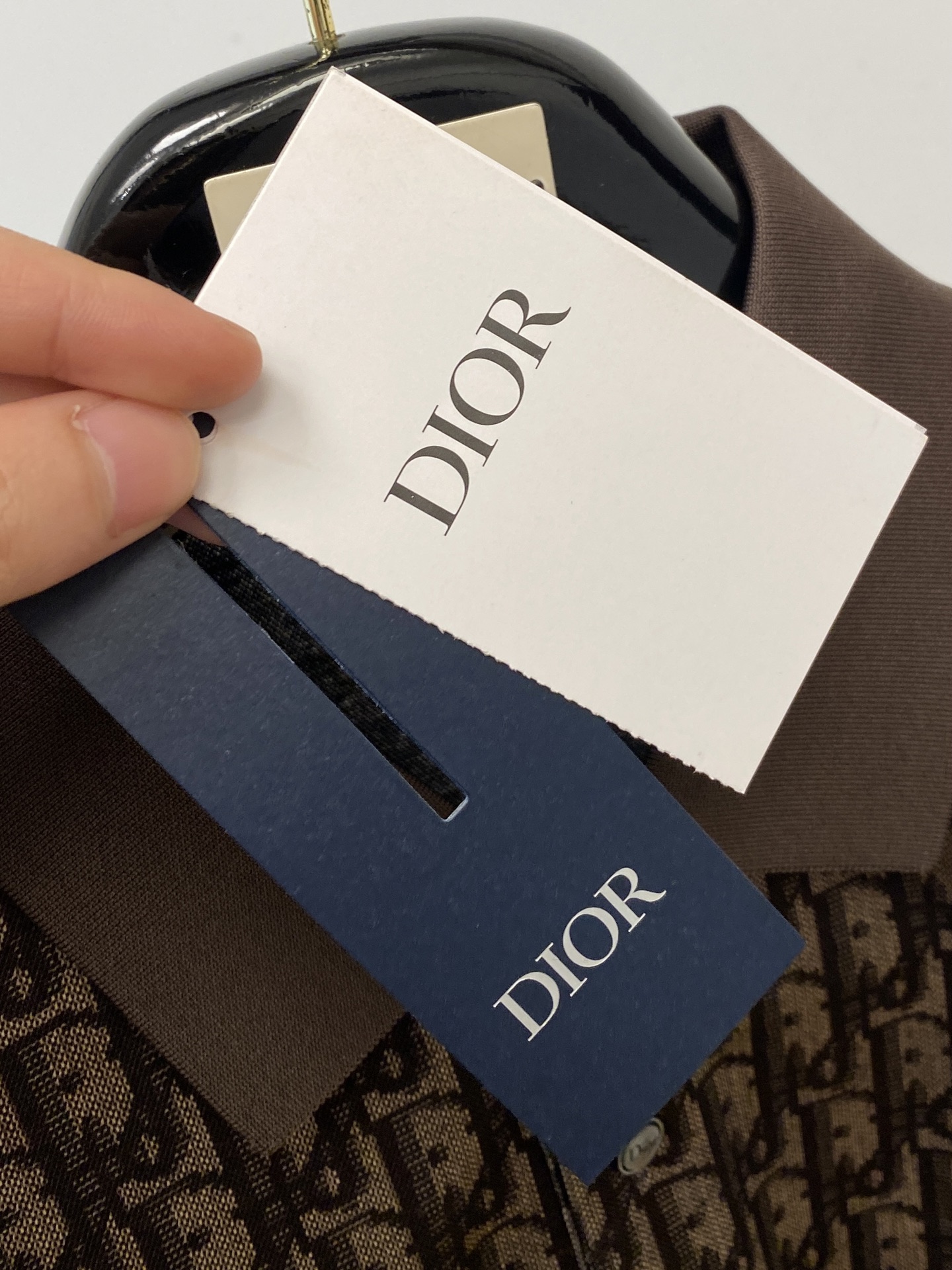 迪奥、2026新品短袖T恤，帅气时尚，胸前刺绣五金装饰字母logo，简约百搭款。面料棉 不仅挺括，保持潮