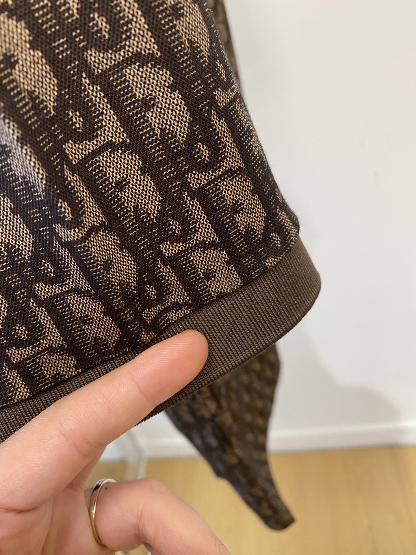 迪奥、2026新品短袖T恤，帅气时尚，胸前刺绣五金装饰字母logo，简约百搭款。面料棉 不仅挺括，保持潮