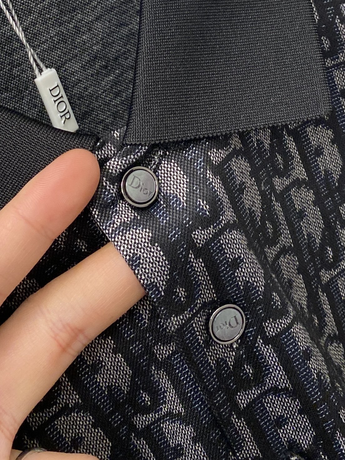 迪奥、2026新品短袖T恤，帅气时尚，胸前刺绣五金装饰字母logo，简约百搭款。面料棉 不仅挺括，保持潮