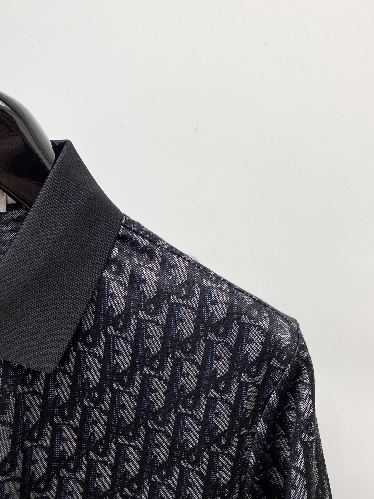 迪奥、2026新品短袖T恤，帅气时尚，胸前刺绣五金装饰字母logo，简约百搭款。面料棉 不仅挺括，保持潮