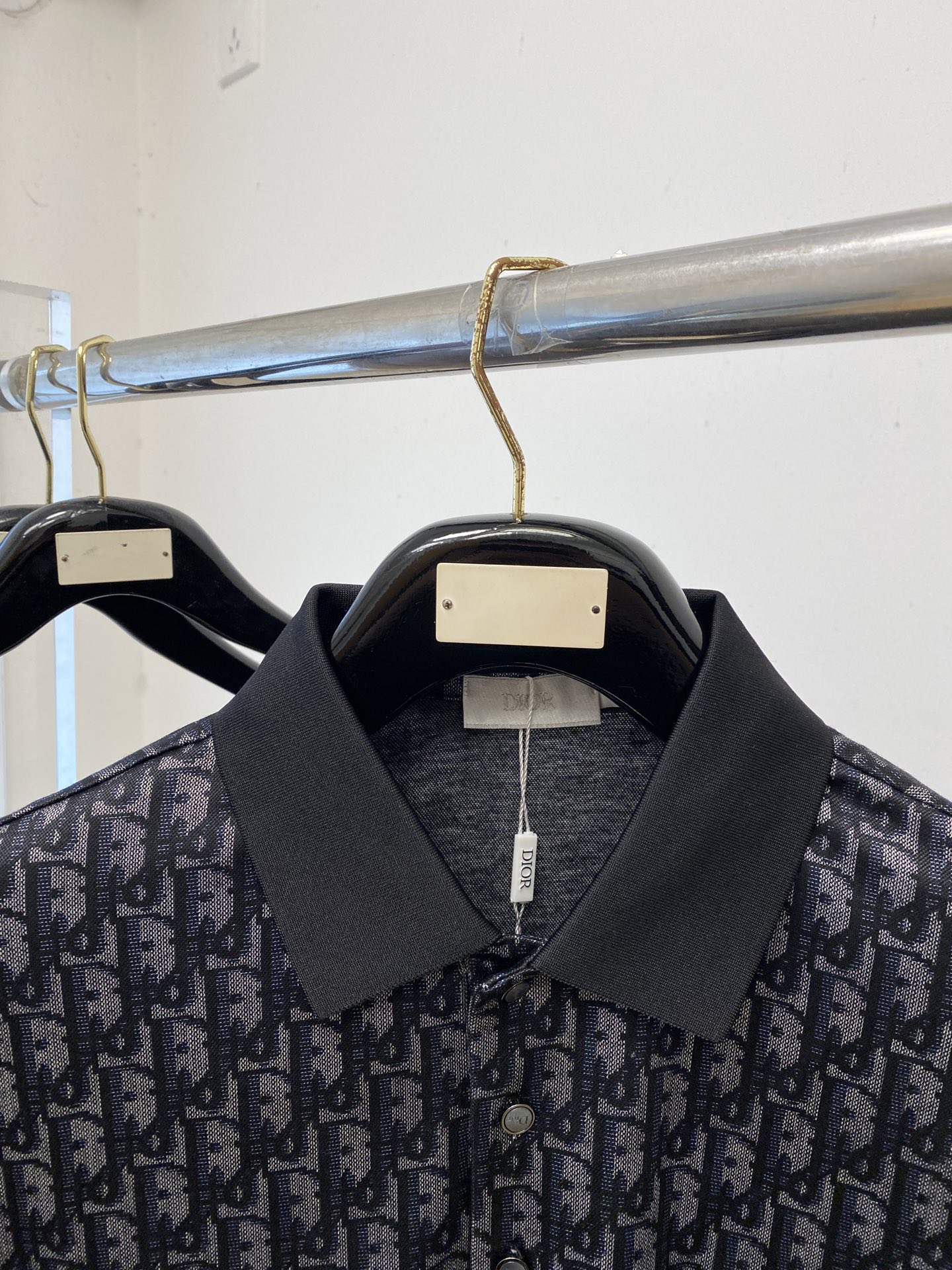 迪奥、2026新品短袖T恤，帅气时尚，胸前刺绣五金装饰字母logo，简约百搭款。面料棉 不仅挺括，保持潮