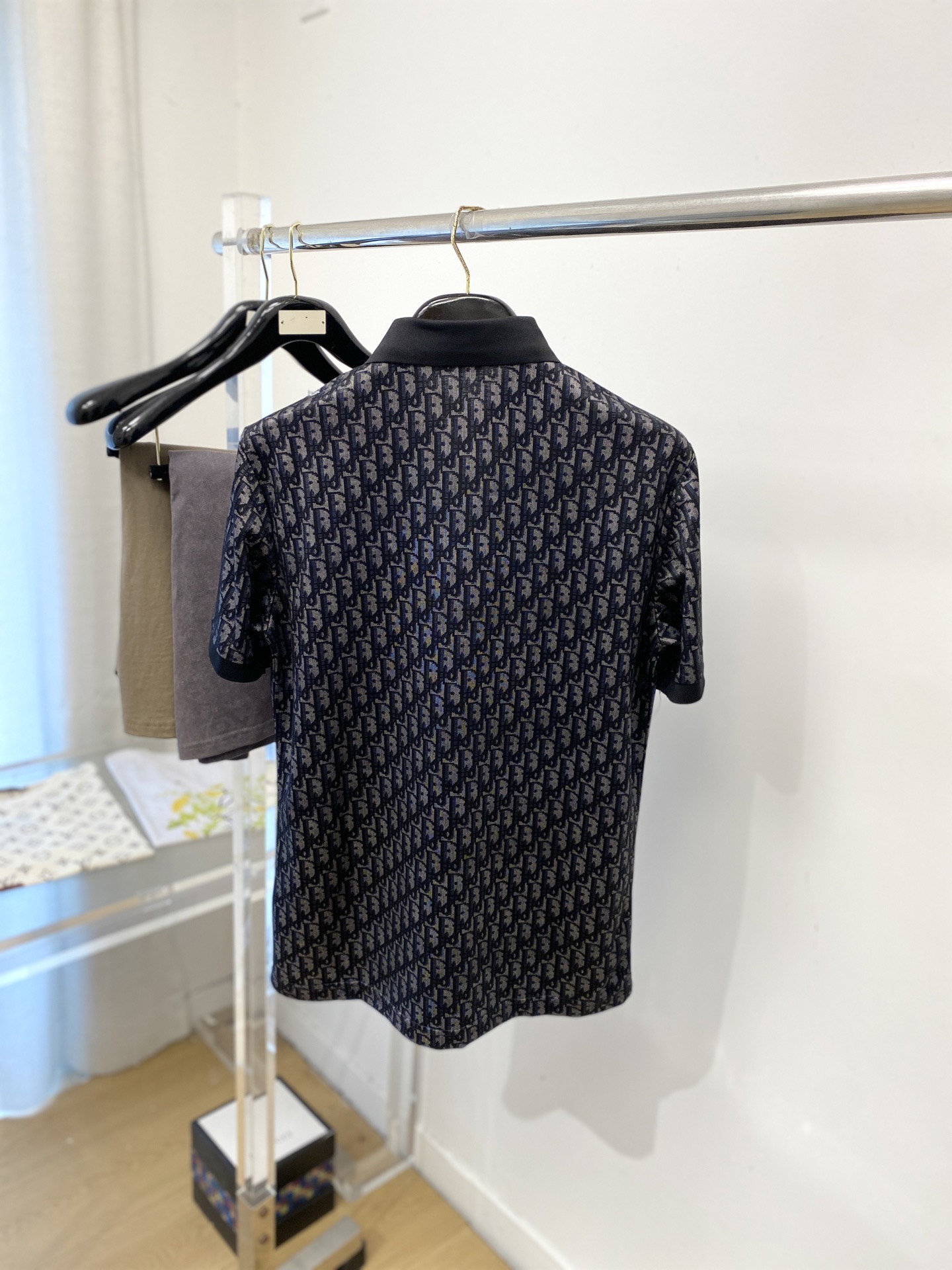 迪奥、2026新品短袖T恤，帅气时尚，胸前刺绣五金装饰字母logo，简约百搭款。面料棉 不仅挺括，保持潮