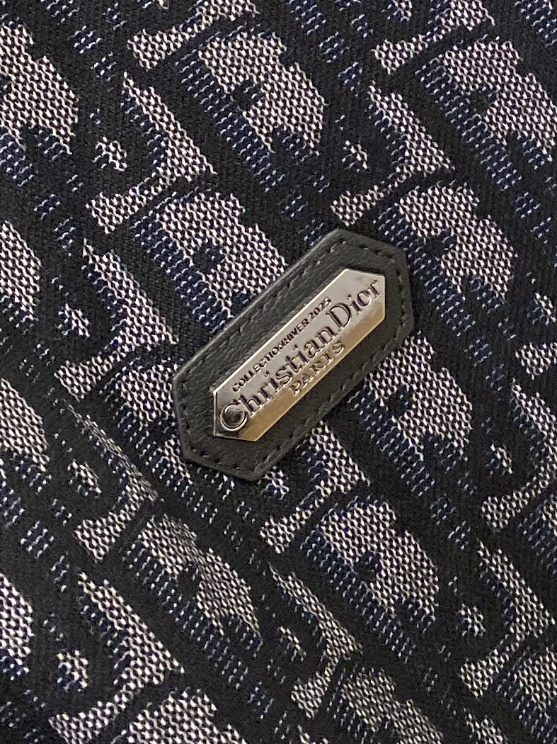 迪奥、2026新品短袖T恤，帅气时尚，胸前刺绣五金装饰字母logo，简约百搭款。面料棉 不仅挺括，保持潮