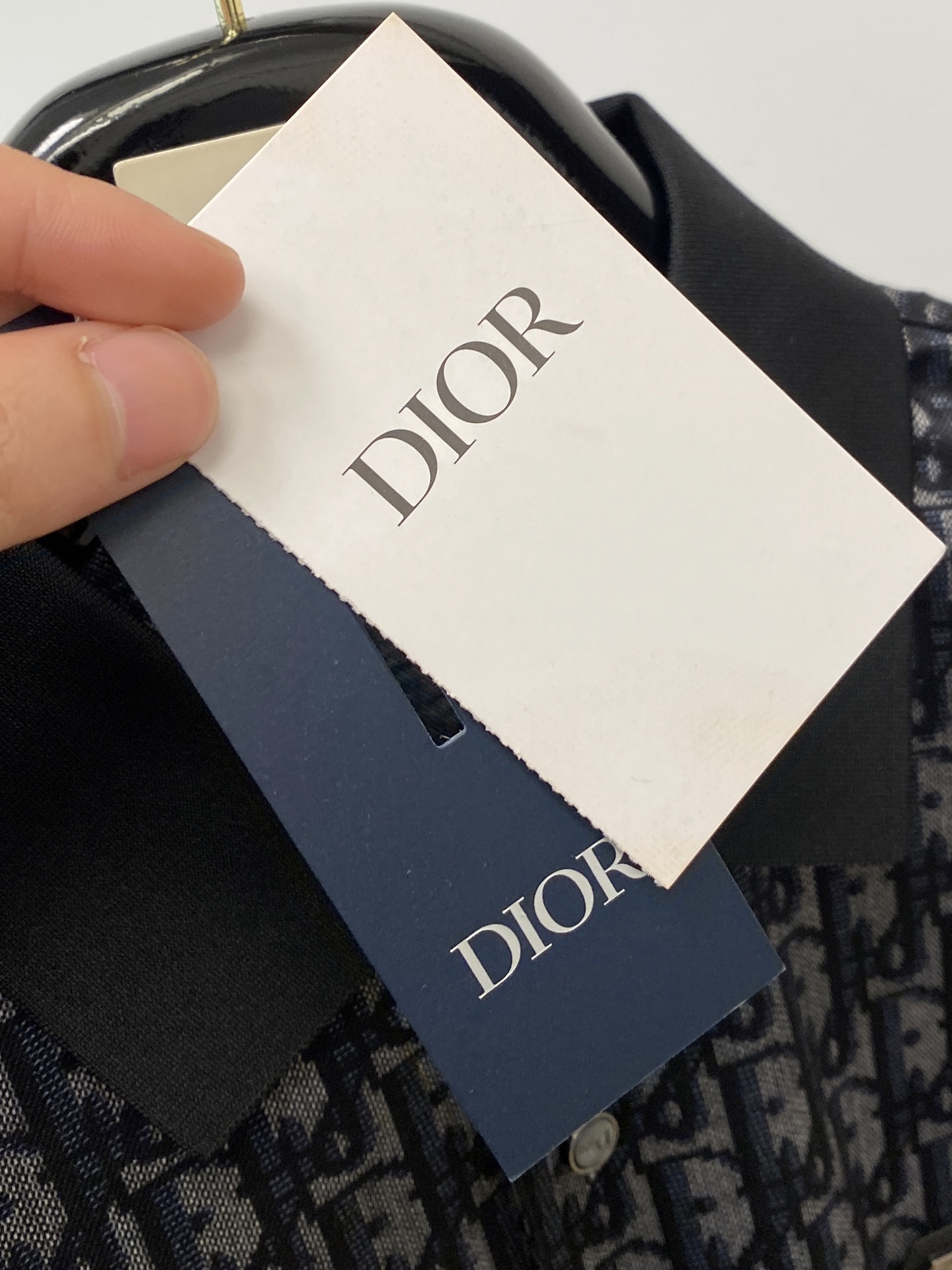 迪奥、2026新品短袖T恤，帅气时尚，胸前刺绣五金装饰字母logo，简约百搭款。面料棉 不仅挺括，保持潮