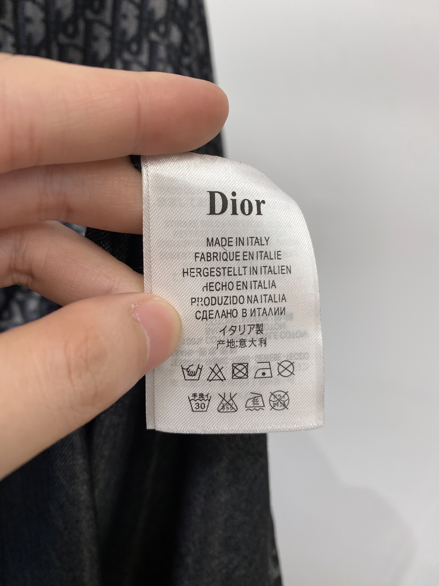 迪奥、2026新品短袖T恤，帅气时尚，胸前刺绣五金装饰字母logo，简约百搭款。面料棉 不仅挺括，保持潮