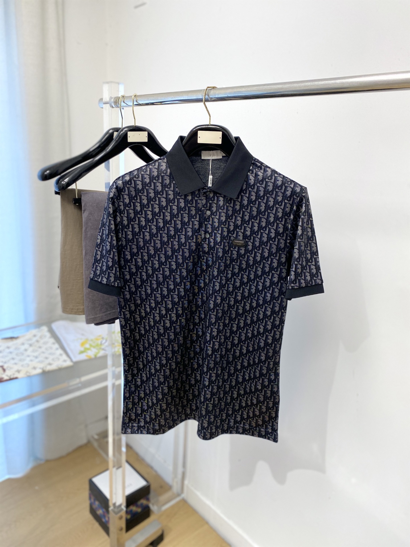 迪奥、2026新品短袖T恤，帅气时尚，胸前刺绣五金装饰字母logo，简约百搭款。面料棉 不仅挺括，保持潮