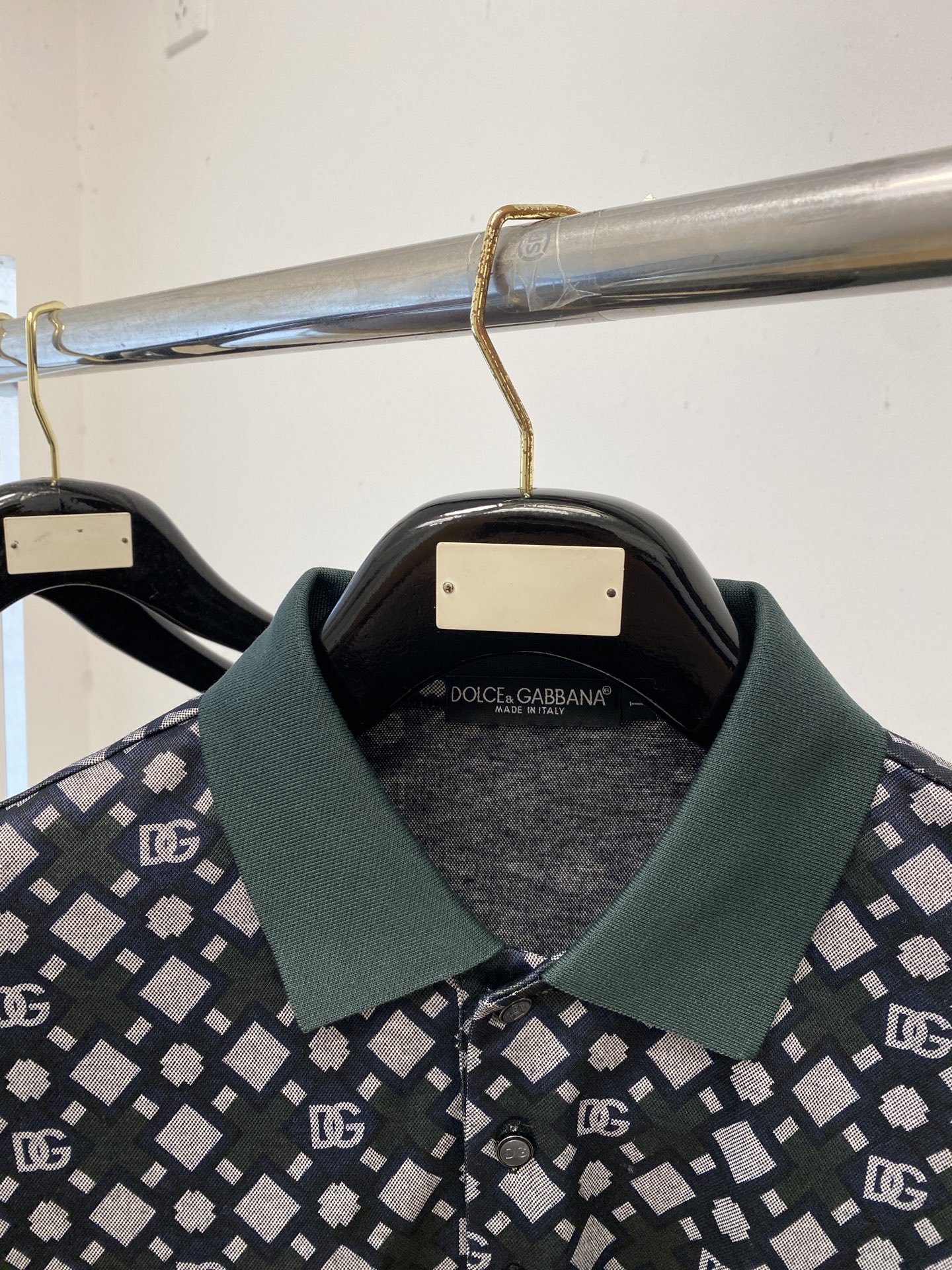 DG、2026新品短袖T恤，帅气时尚，胸前刺绣五金装饰字母logo，简约百搭款。面料棉 不仅挺括，保持潮