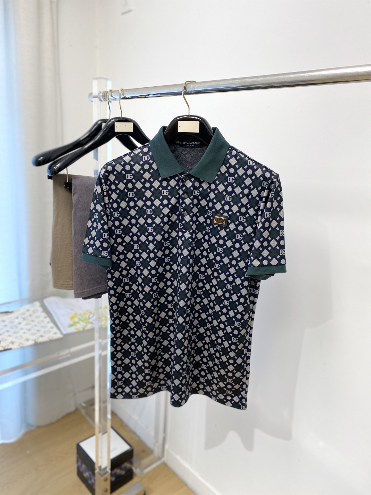 DG、2026新品短袖T恤，帅气时尚，胸前刺绣五金装饰字母logo，简约百搭款。面料棉 不仅挺括，保持潮