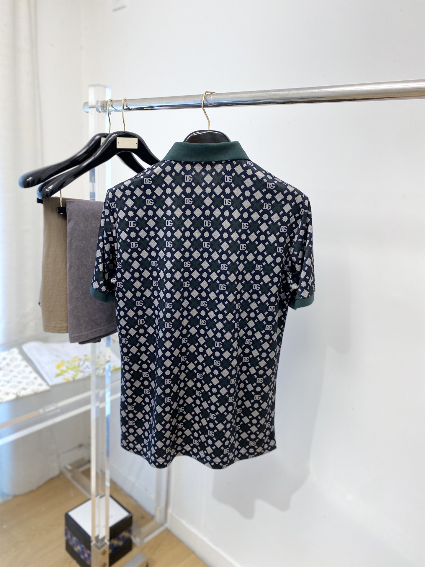 DG、2026新品短袖T恤，帅气时尚，胸前刺绣五金装饰字母logo，简约百搭款。面料棉 不仅挺括，保持潮