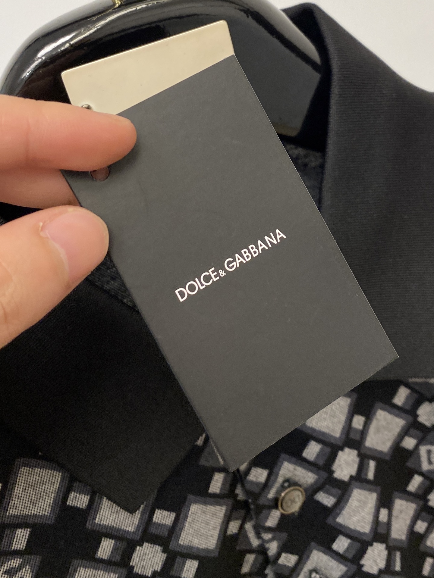 DG、2026新品短袖T恤，帅气时尚，胸前刺绣五金装饰字母logo，简约百搭款。面料棉 不仅挺括，保持潮