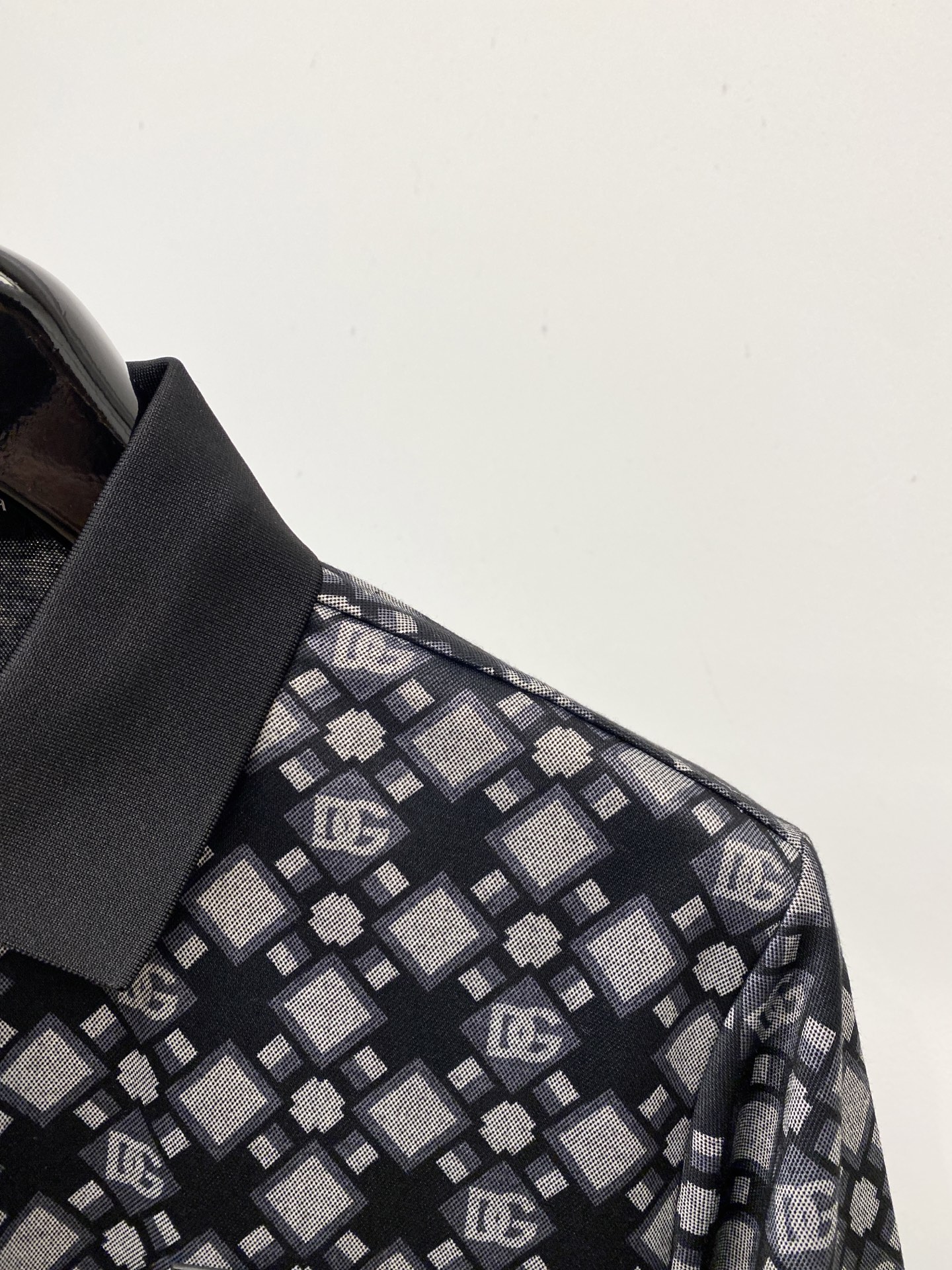 DG、2026新品短袖T恤，帅气时尚，胸前刺绣五金装饰字母logo，简约百搭款。面料棉 不仅挺括，保持潮