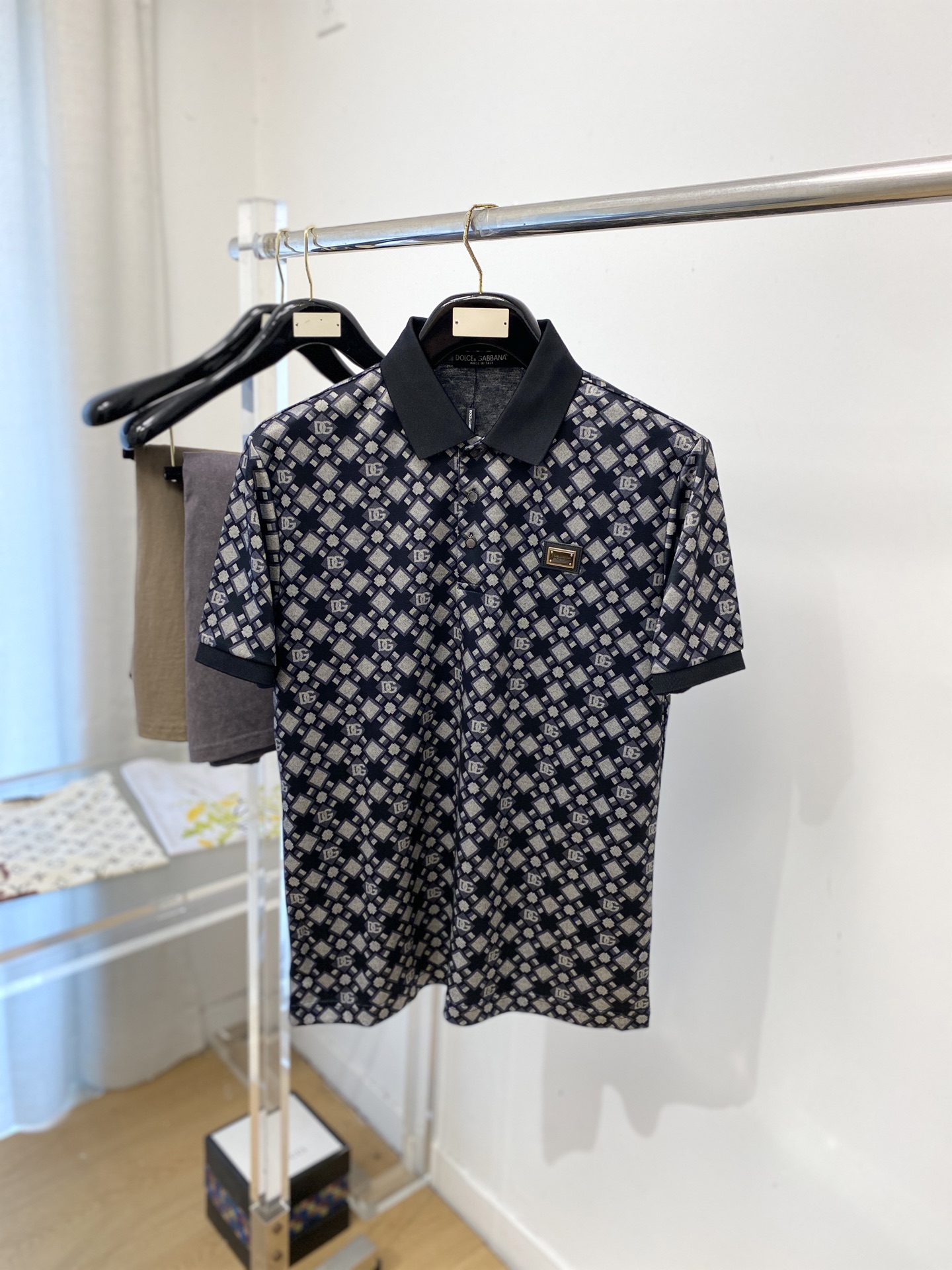 DG、2026新品短袖T恤，帅气时尚，胸前刺绣五金装饰字母logo，简约百搭款。面料棉 不仅挺括，保持潮