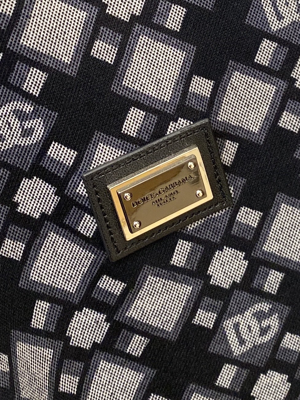 DG、2026新品短袖T恤，帅气时尚，胸前刺绣五金装饰字母logo，简约百搭款。面料棉 不仅挺括，保持潮