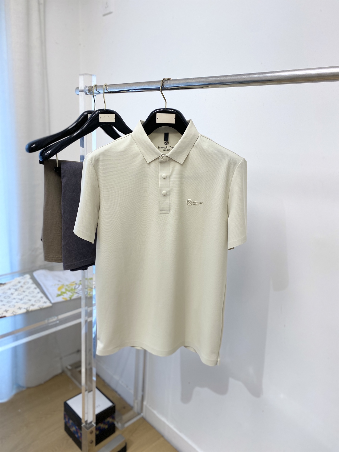 杰尼亚、2026新品短袖T恤，帅气时尚，胸前设计凹凸印胶字母logo，简约百搭款。面料棉 不仅挺括，保持