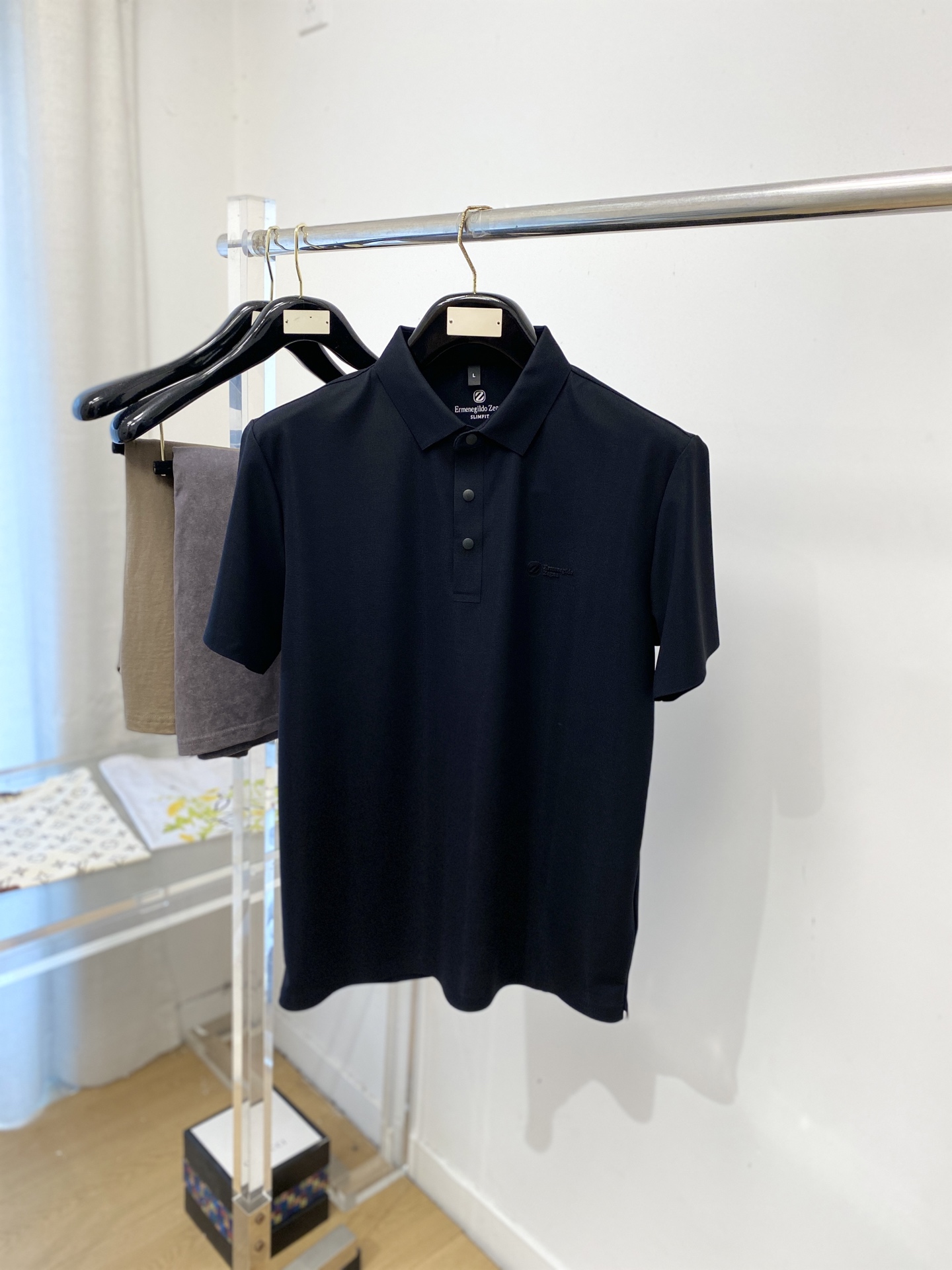 杰尼亚、2026新品短袖T恤，帅气时尚，胸前设计凹凸印胶字母logo，简约百搭款。面料棉 不仅挺括，保持